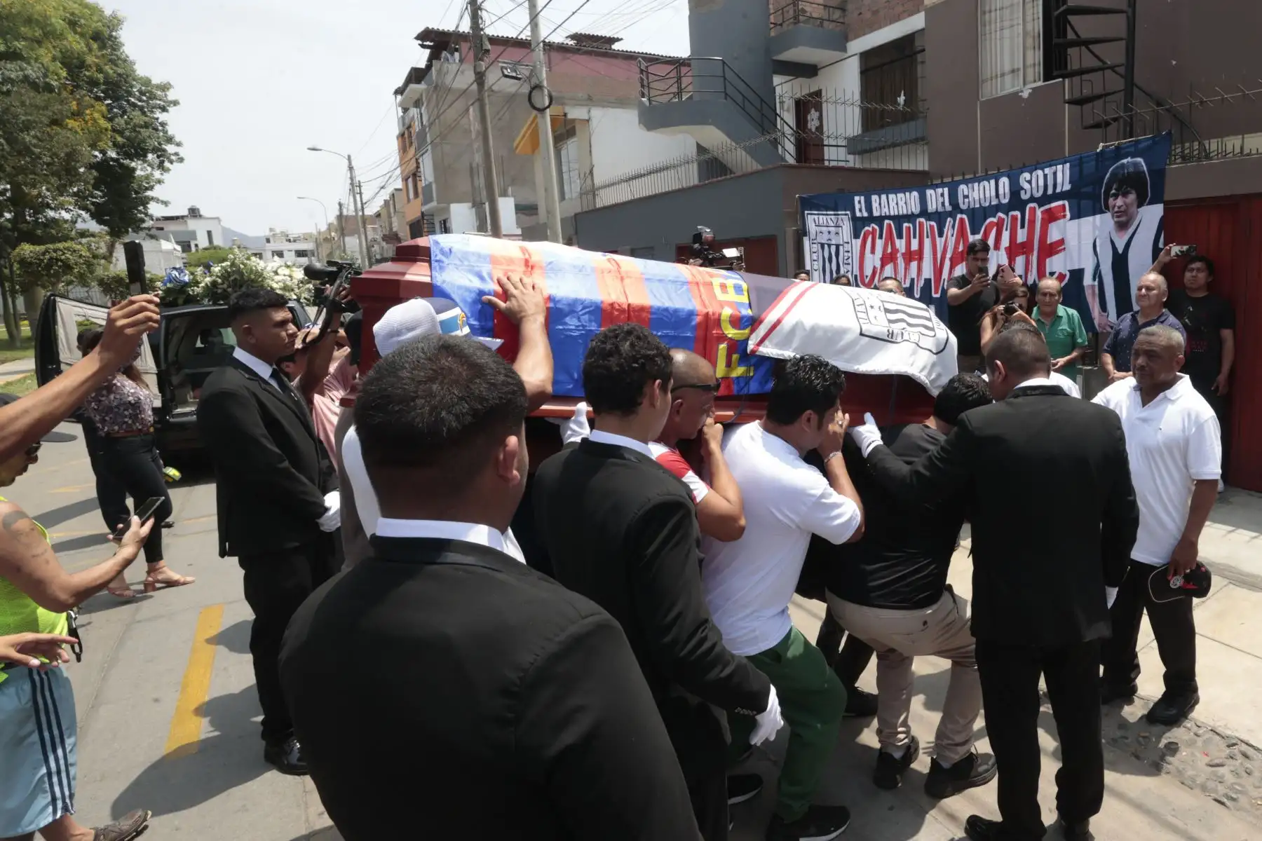 Familia e hinchas le dan el último adios al Cholo Sotil en Campo Fe de Huachipa. Foto: ANDINA/Vidal Tarqui