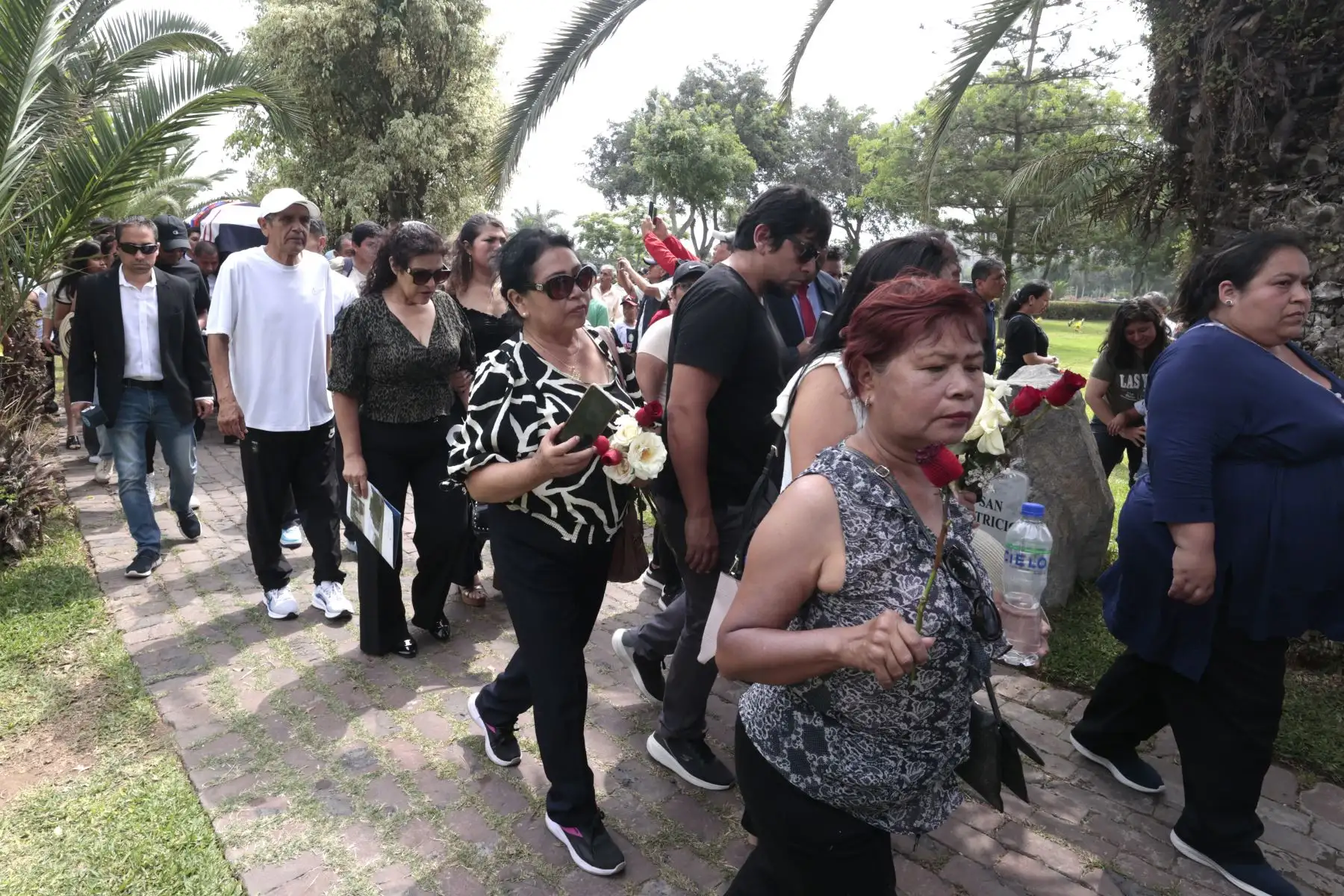 Familia e hinchas le dan el último adios al Cholo Sotil en Campo Fe de Huachipa. Foto: ANDINA/Vidal Tarqui