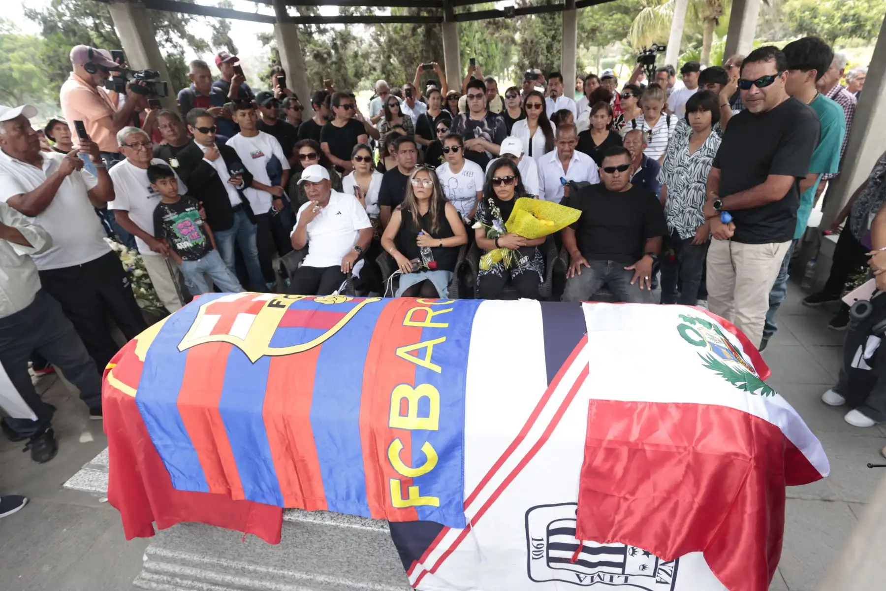 Familia e hinchas le dan el último adios al Cholo Sotil en Campo Fe de Huachipa. Foto: ANDINA/Vidal Tarqui