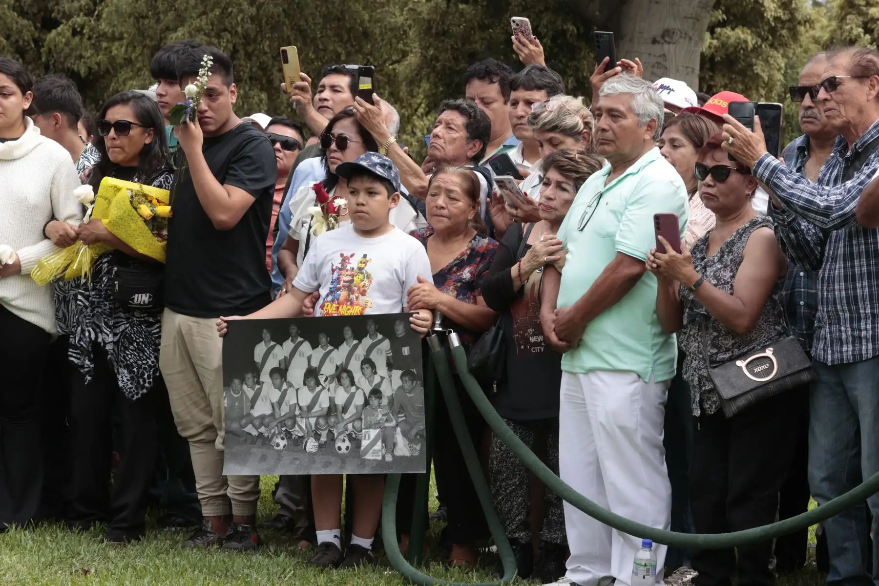 Familia e hinchas le dan el último adios al Cholo Sotil en Campo Fe de Huachipa. Foto: ANDINA/Vidal Tarqui
