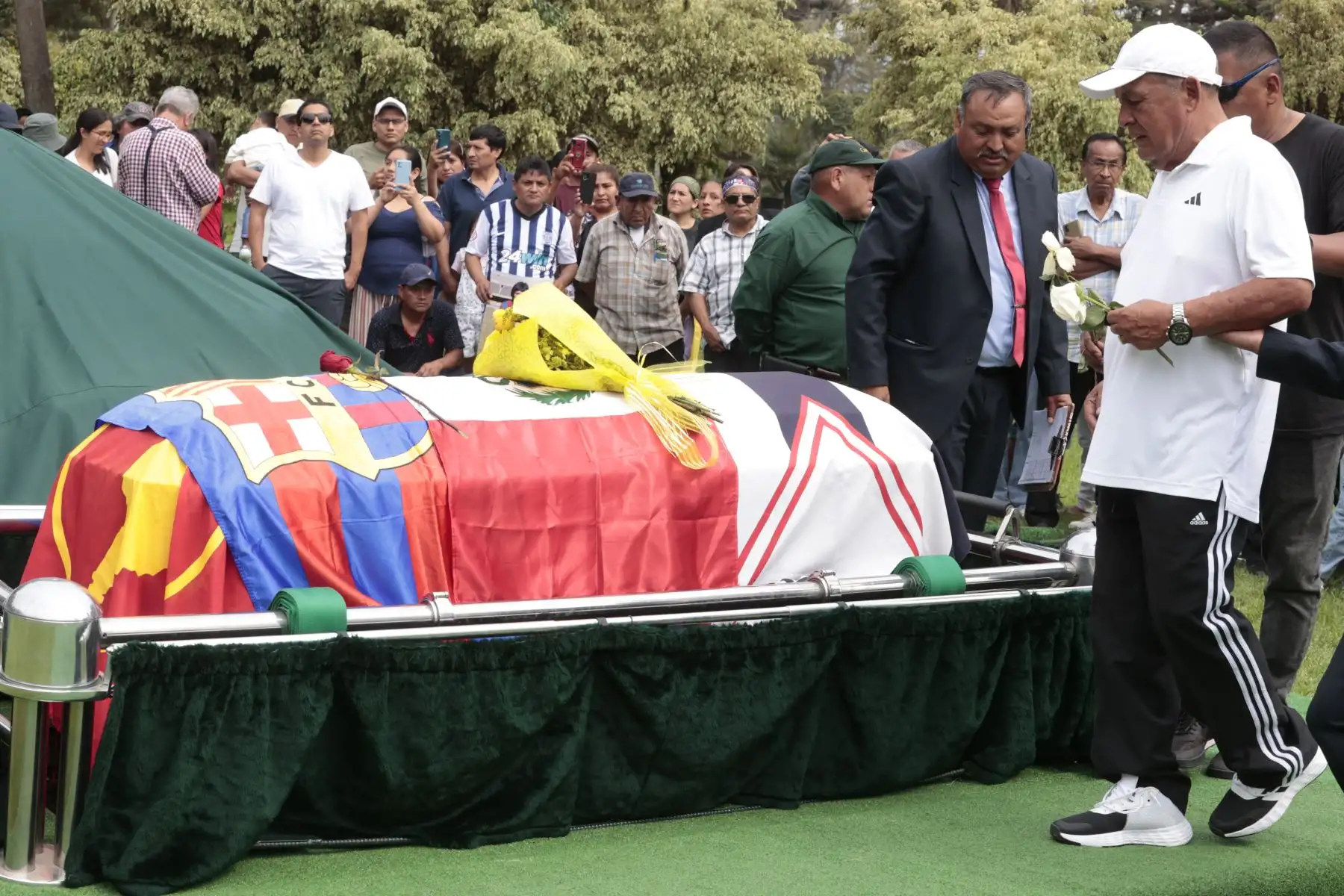 Familia e hinchas le dan el último adios al Cholo Sotil en Campo Fe de Huachipa. Foto: ANDINA/Vidal Tarqui