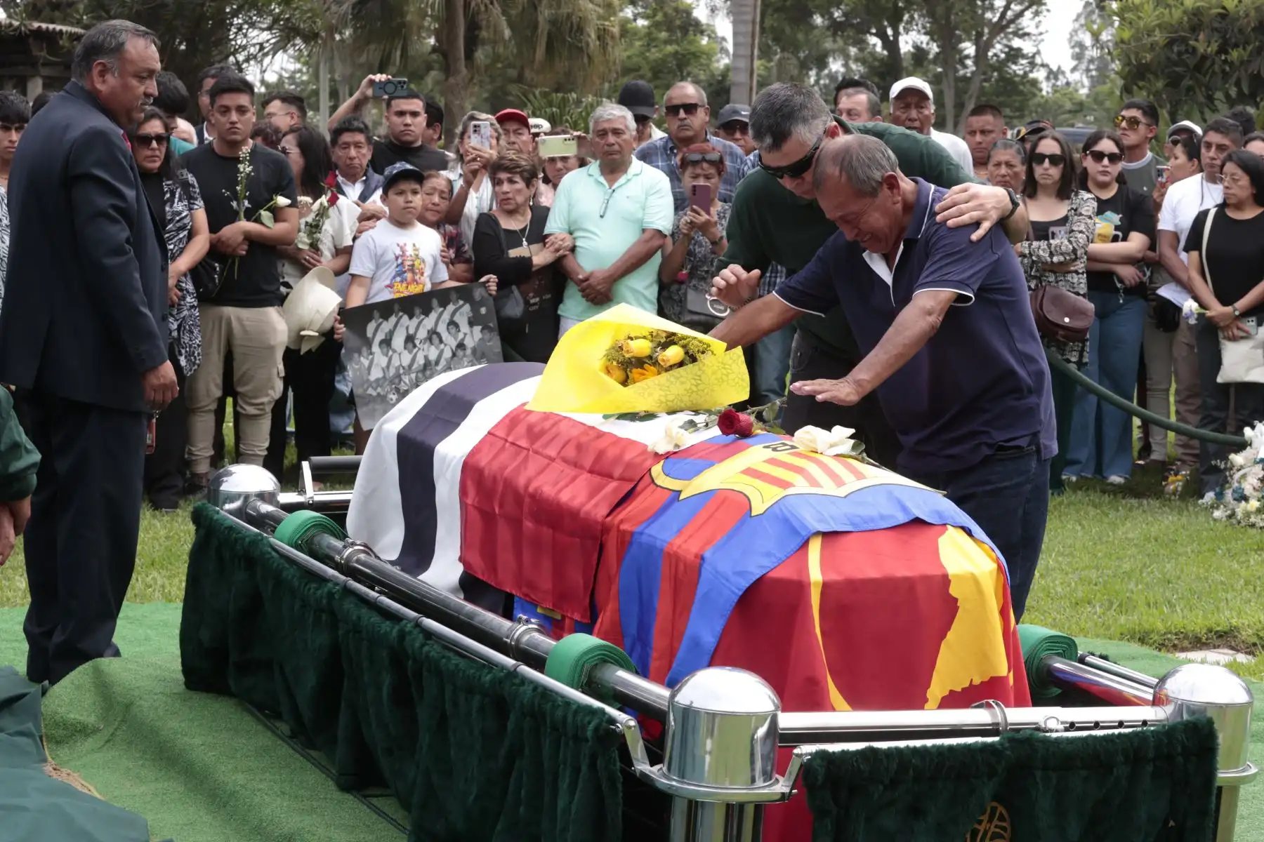 Familia e hinchas le dan el último adios al Cholo Sotil en Campo Fe de Huachipa. Foto: ANDINA/Vidal Tarqui