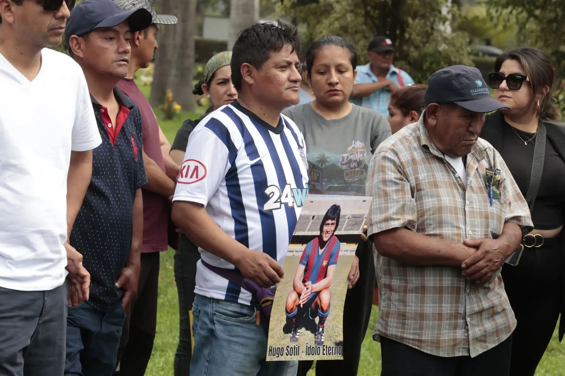 Familia e hinchas le dan el último adios al Cholo Sotil en Campo Fe de Huachipa. Foto: ANDINA/Vidal Tarqui