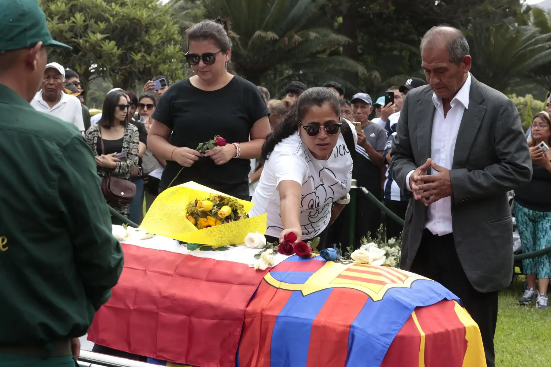 Familia e hinchas le dan el último adios al Cholo Sotil en Campo Fe de Huachipa. Foto: ANDINA/Vidal Tarqui