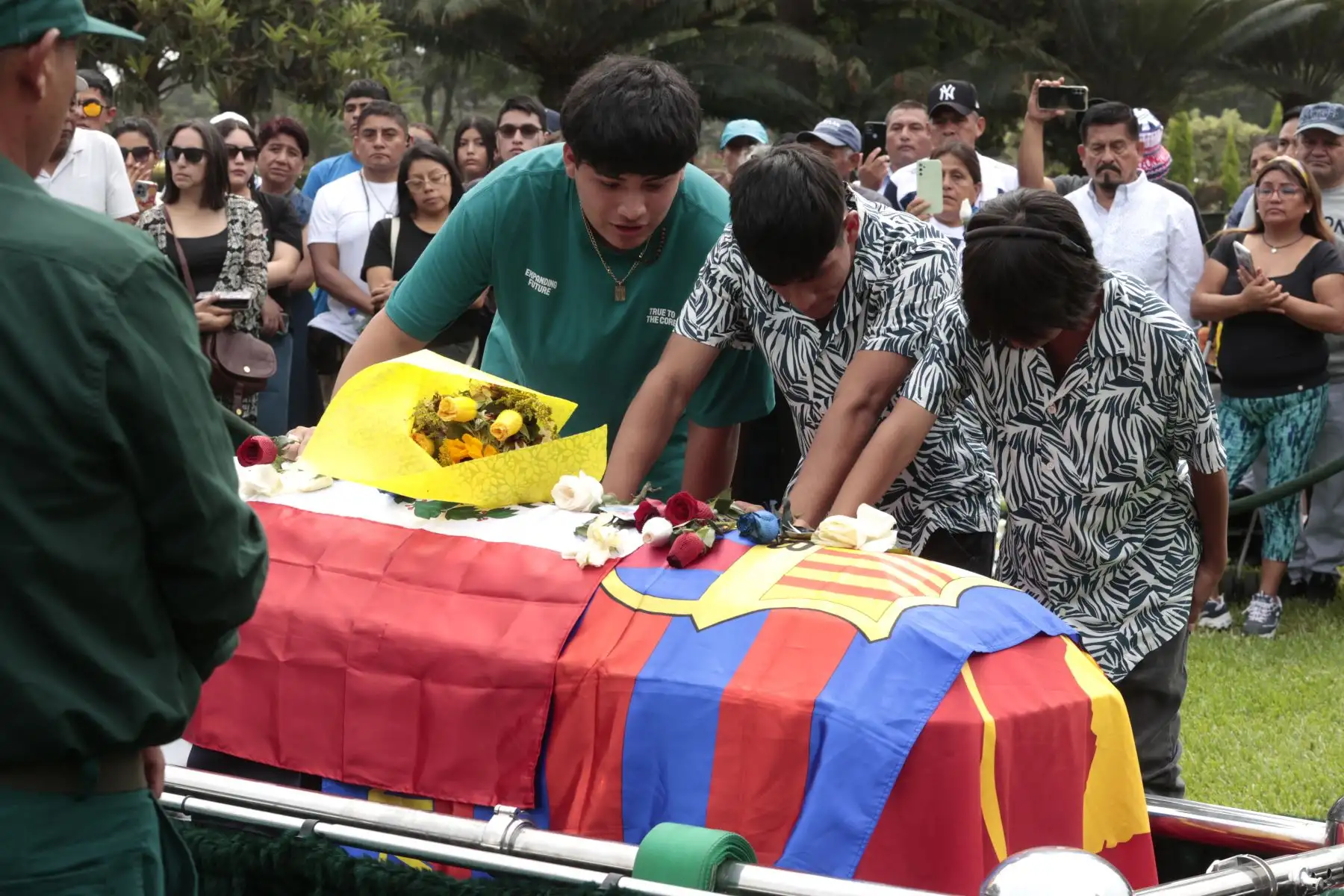 Familia e hinchas le dan el último adios al Cholo Sotil en Campo Fe de Huachipa. Foto: ANDINA/Vidal Tarqui