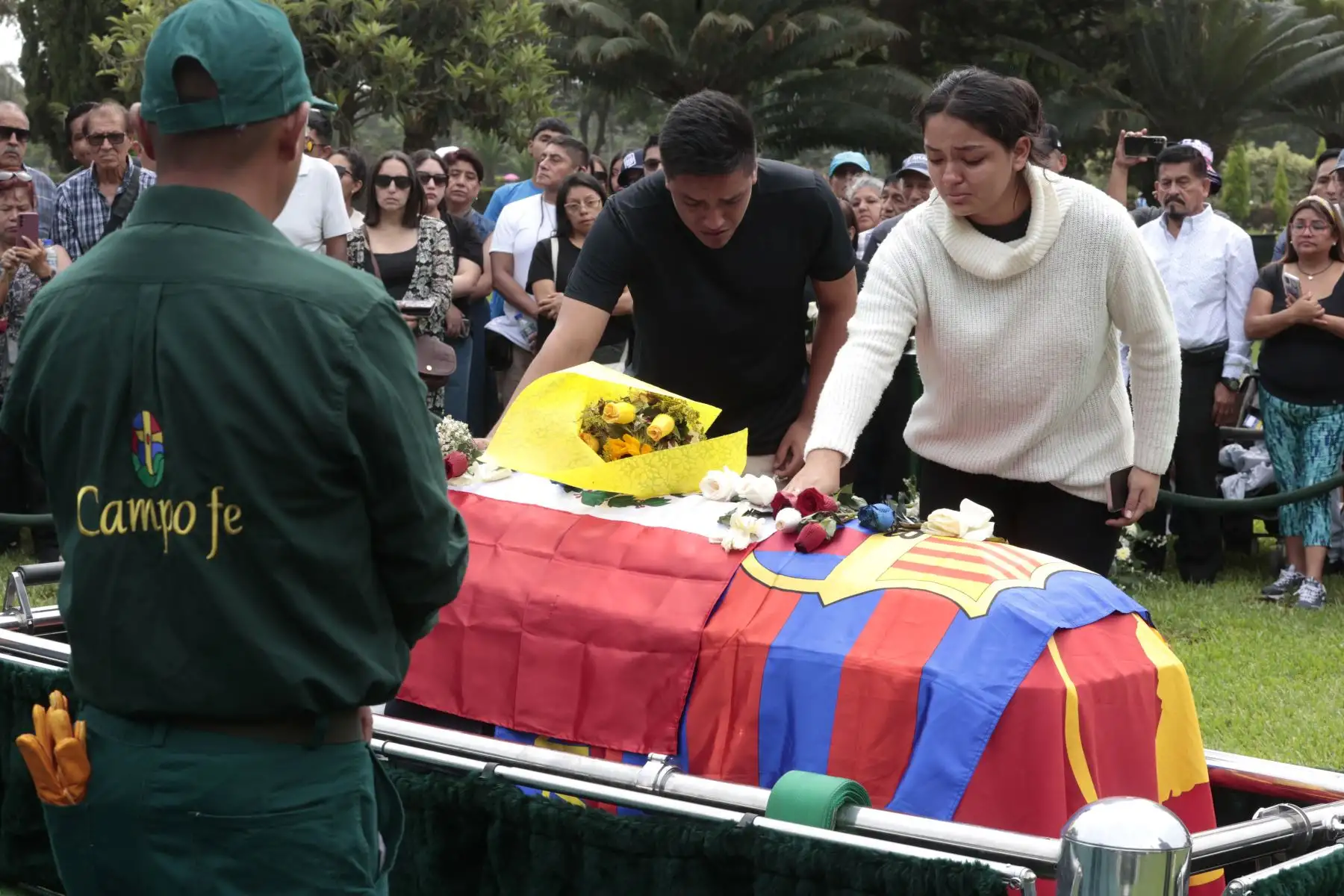 Familia e hinchas le dan el último adios al Cholo Sotil en Campo Fe de Huachipa. Foto: ANDINA/Vidal Tarqui