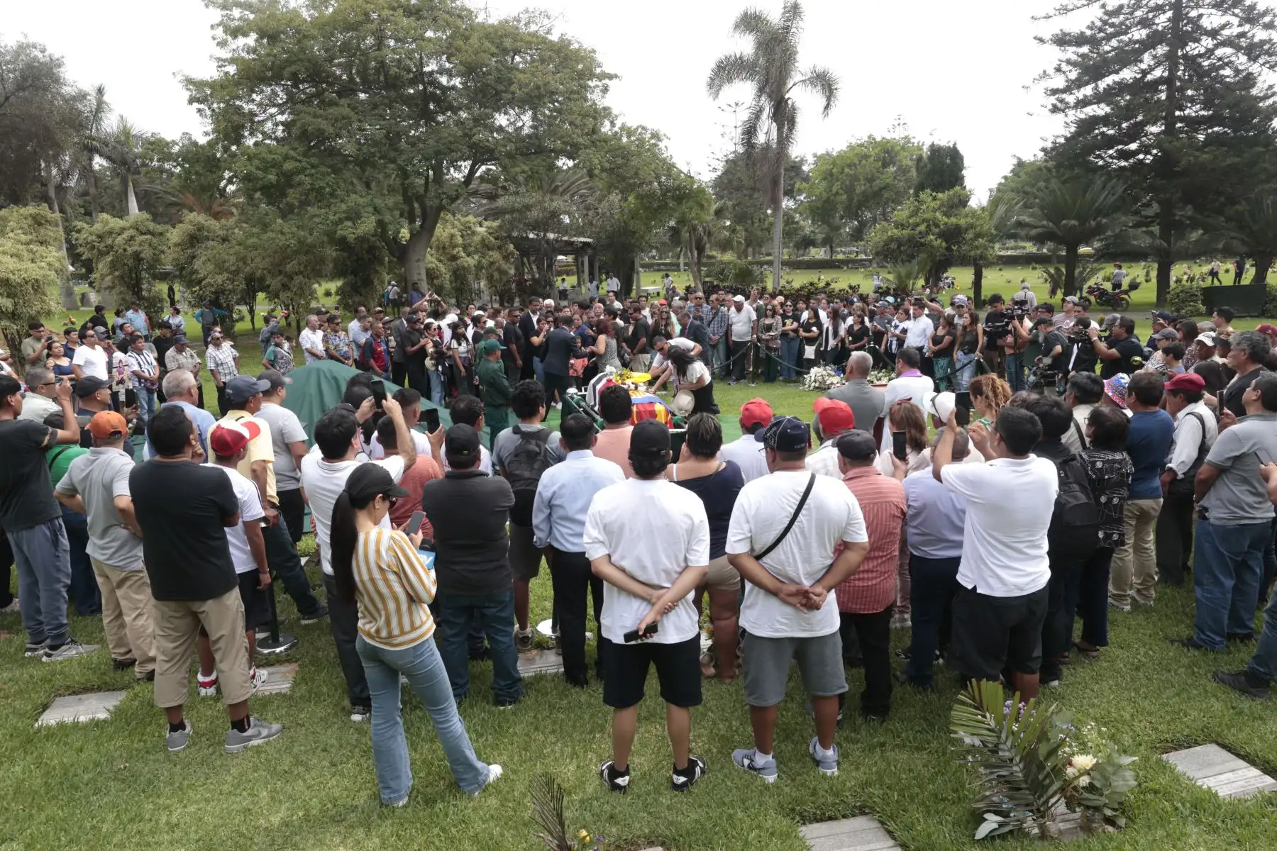 Familia e hinchas le dan el último adios al Cholo Sotil en Campo Fe de Huachipa. Foto: ANDINA/Vidal Tarqui
