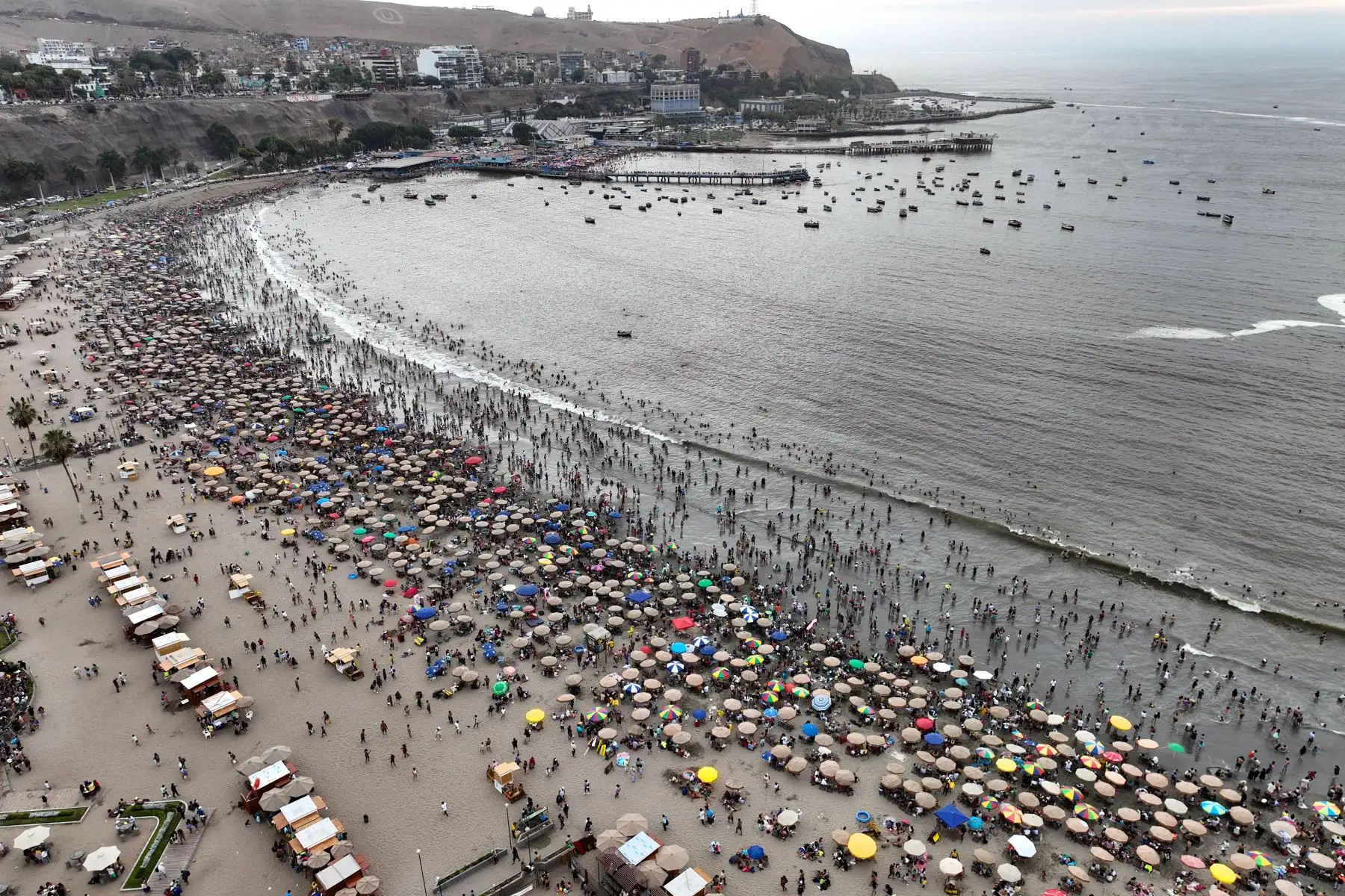 En el 1er día del año 2025, familias enteras han llegado a la playa Agua Dulce, en el distrito de Chorrillos, para disfrutar el feriado por Año Nuevo.
Foto: ANDINA/Braian Reyna