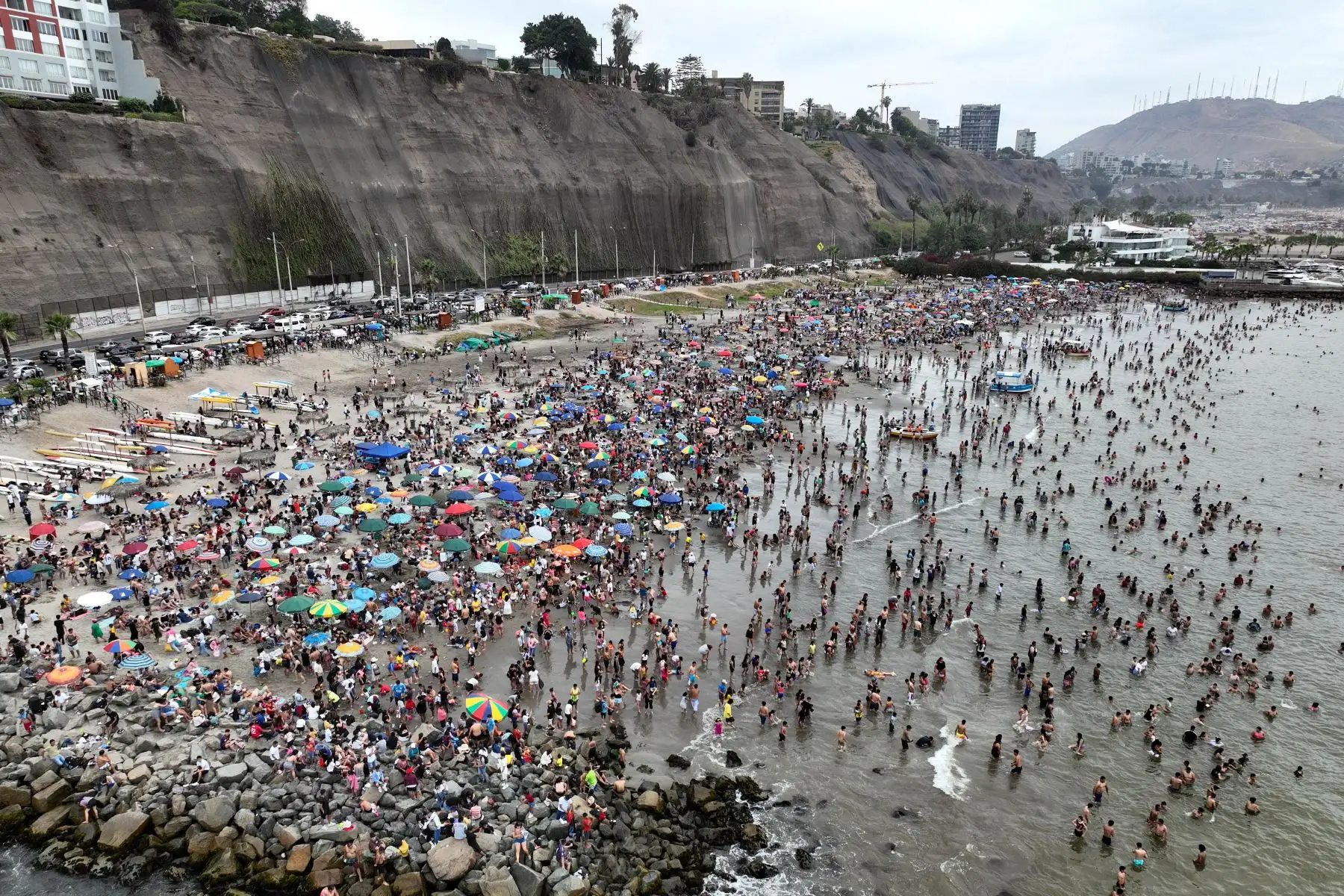 Imágenes con dron. En el 1er día del año 2025, familias enteras han llegado a la playa Agua Dulce, en el distrito de Chorrillos, para disfrutar el feriado por Año Nuevo.
Foto: ANDINA/Braian Reyna