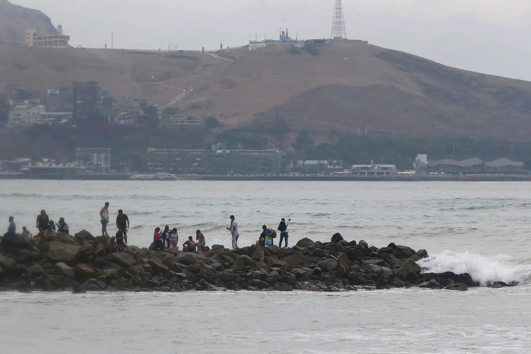 En el 1er día del año 2025, familias enteras han llegado a las  playas de la Costa Verde, en el distritos de Barranco, Miraflores y Chorrillos, para disfrutar el feriado por Año Nuevo.
Foto: ANDINA/Eddy Ramos