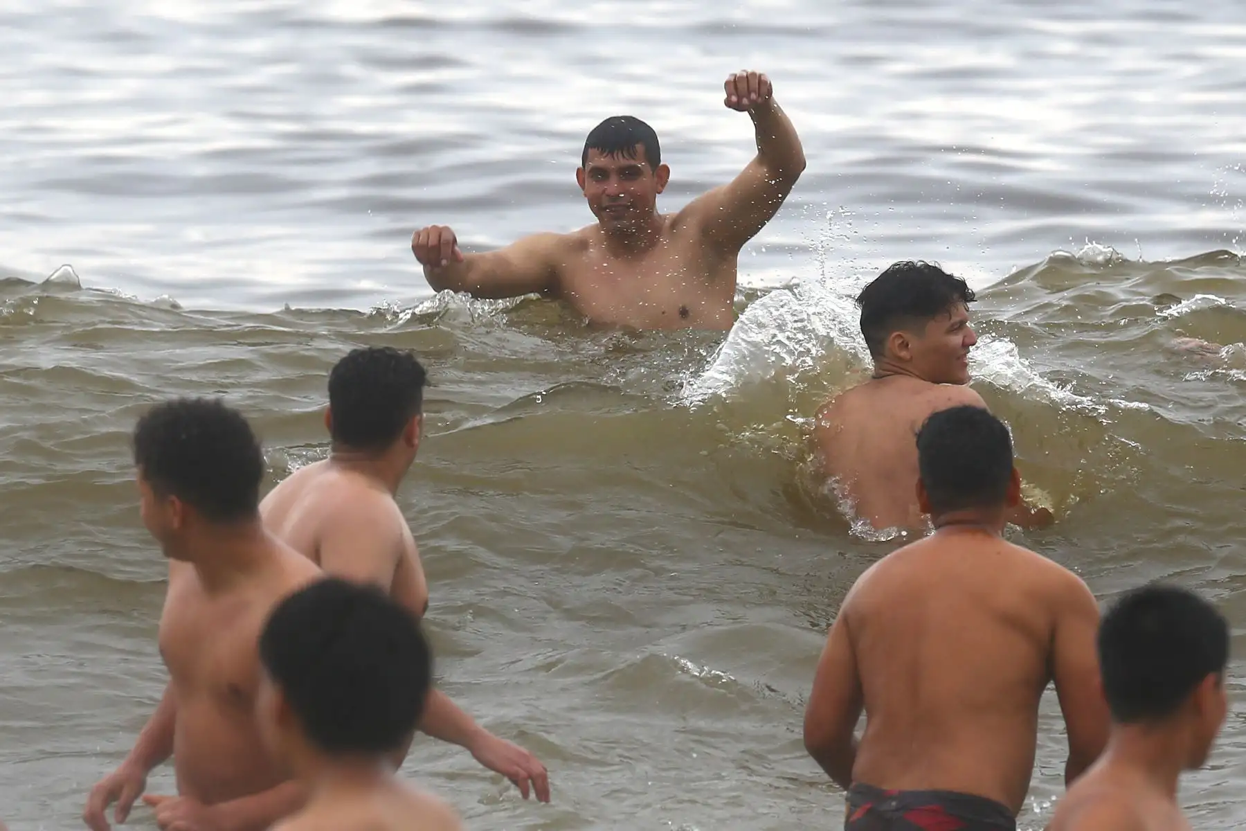 En el 1er día del año 2025, familias enteras han llegado a la playa Agua Dulce, en el distrito de Chorrillos, para disfrutar el feriado por Año Nuevo.
Foto: ANDINA/Eddy Ramos