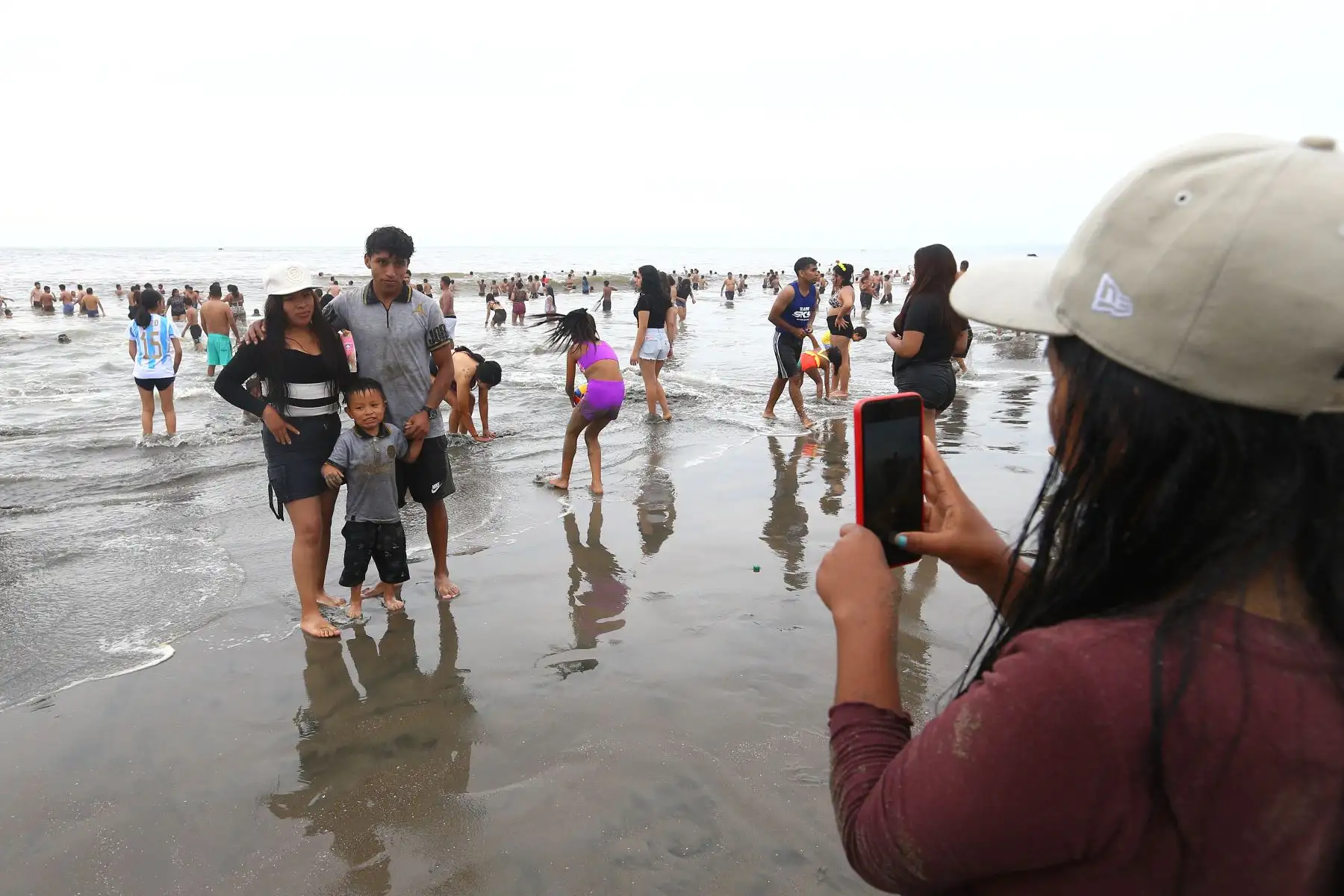 En el 1er día del año 2025, familias enteras han llegado a la playa Agua Dulce, en el distrito de Chorrillos, para disfrutar el feriado por Año Nuevo.
Foto: ANDINA/Eddy Ramos