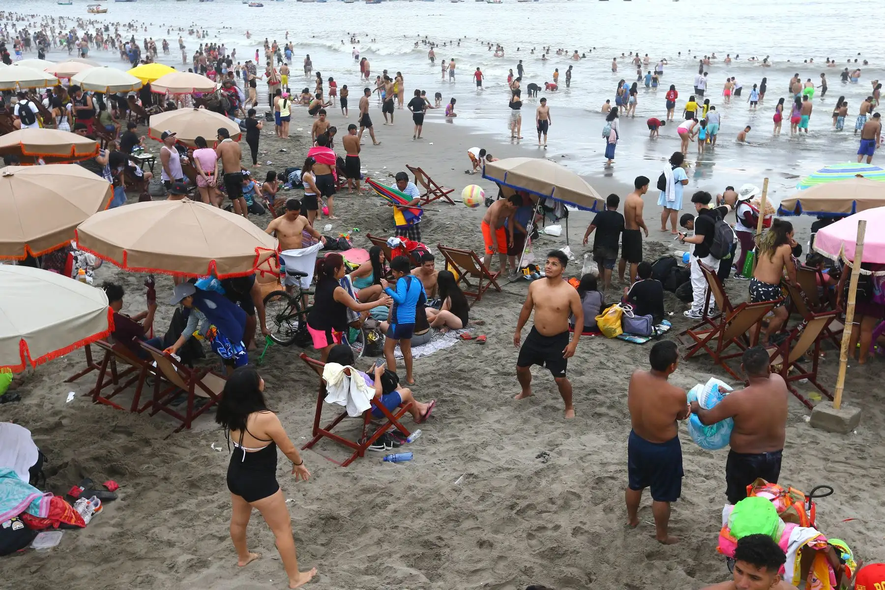 En el 1er día del año 2025, familias enteras han llegado a la playa Agua Dulce, en el distrito de Chorrillos, para disfrutar el feriado por Año Nuevo.
Foto: ANDINA/Eddy Ramos