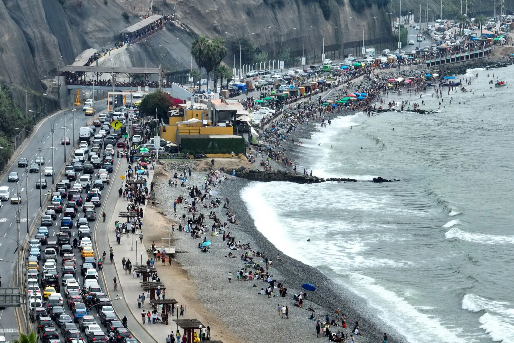 Una interminable fila de autos y personas generan tráfico en las vías de acceso de la Costa Verde, en el 1er día del año 2025. 
Foto: ANDINA/Braian Reyna