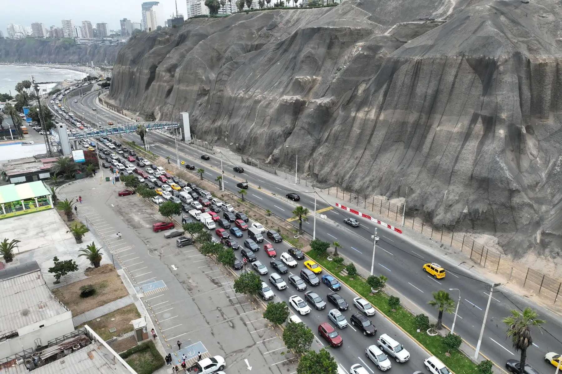Una interminable fila de autos y personas generan tráfico en las vías de acceso de la Costa Verde, en el 1er día del año 2025. 
Foto: ANDINA/Braian Reyna