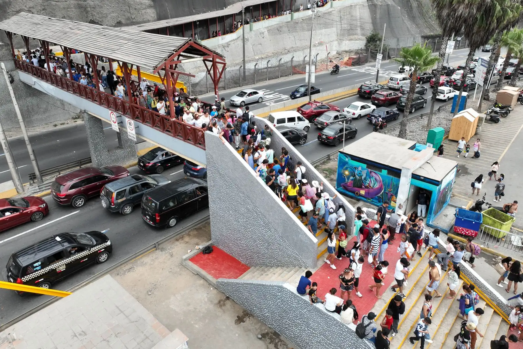 Una interminable fila de autos y personas generan tráfico en las vías de acceso de la Costa Verde, en el 1er día del año 2025. 
Foto: ANDINA/Braian Reyna