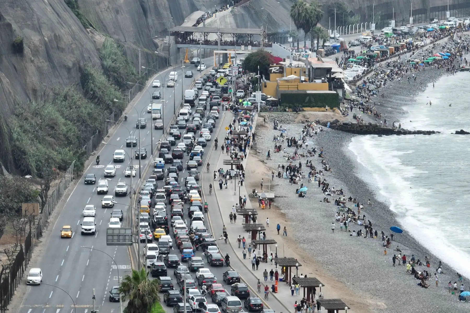Una interminable fila de autos y personas generan tráfico en las vías de acceso de la Costa Verde, en el 1er día del año 2025. 
Foto: ANDINA/Braian Reyna