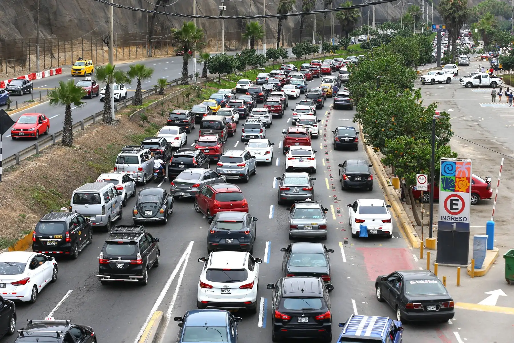 Una interminable fila de autos y personas generan tráfico en las vías de acceso de la Costa Verde, en el 1er día del año 2025. 
Foto: ANDINA/Eddy Ramos