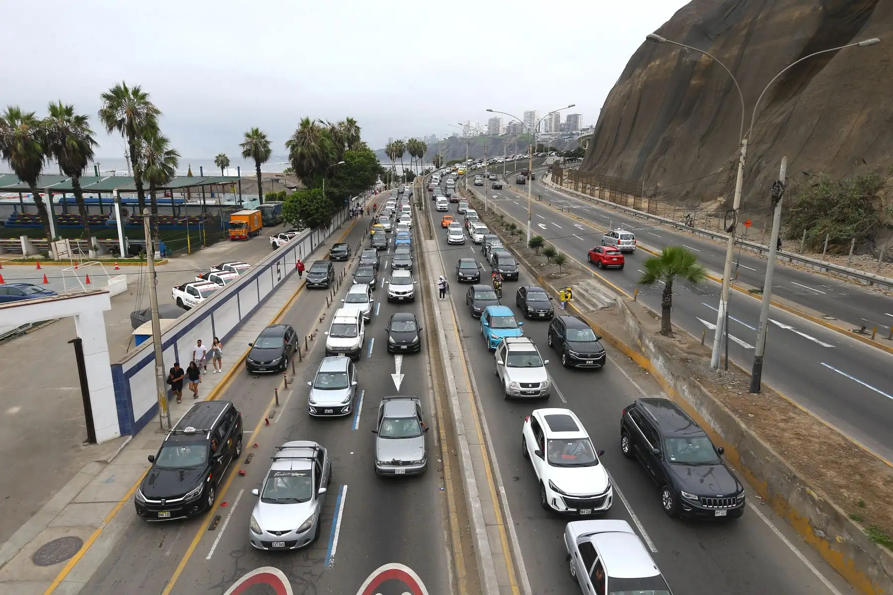 Una interminable fila de autos y personas generan tráfico en las vías de acceso de la Costa Verde, en el 1er día del año 2025. 
Foto: ANDINA/Eddy Ramos