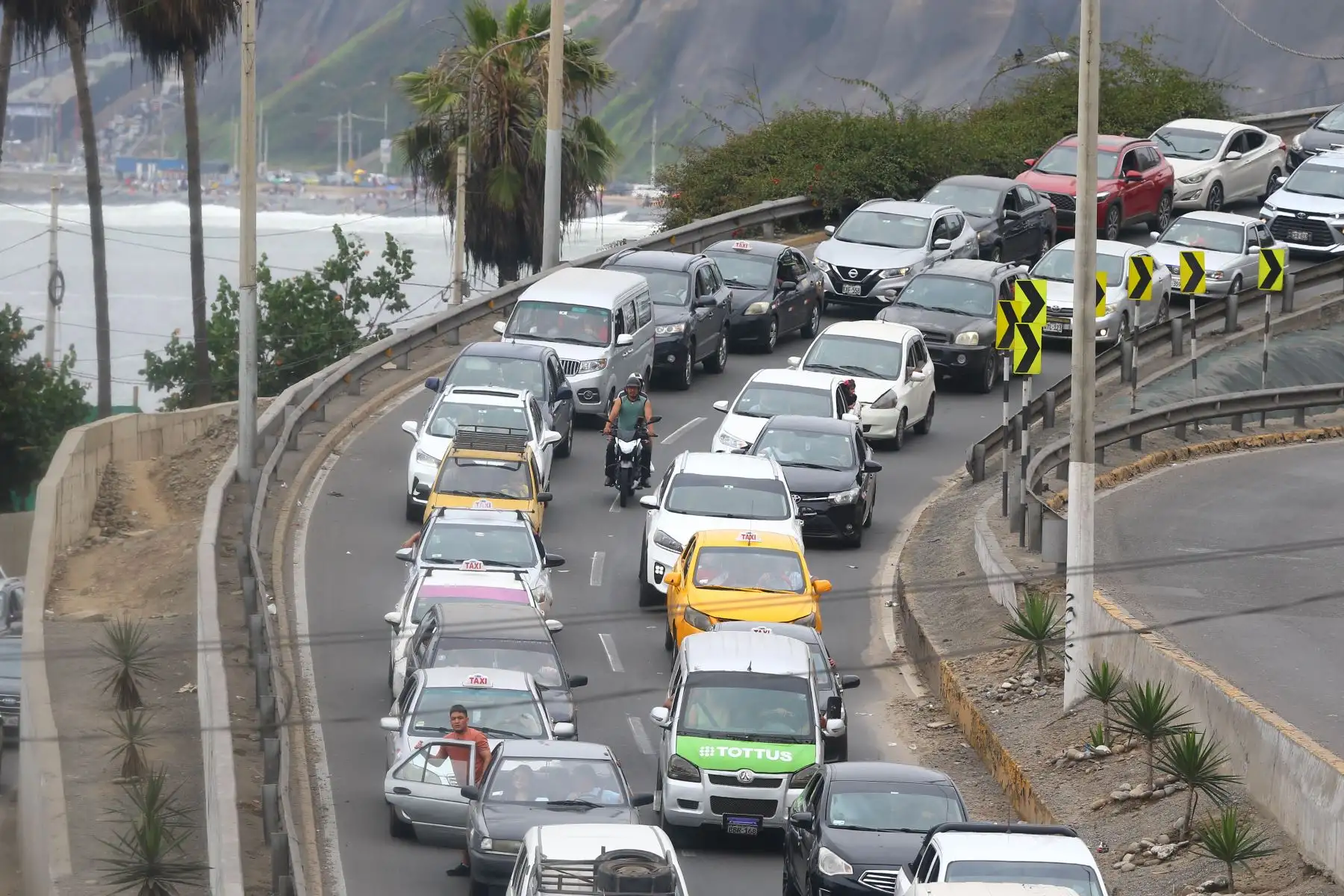 Una interminable fila de autos y personas generan tráfico en las vías de acceso de la Costa Verde, en el 1er día del año 2025. 
Foto: ANDINA/Eddy Ramos