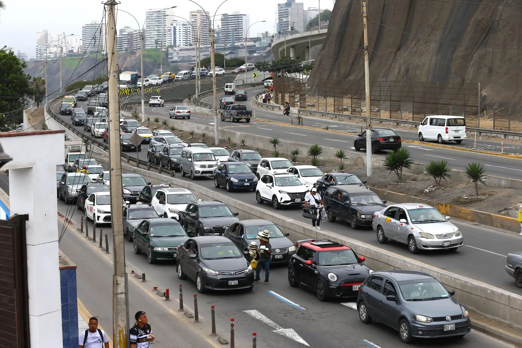 Una interminable fila de autos y personas generan tráfico en las vías de acceso de la Costa Verde, en el 1er día del año 2025. 
Foto: ANDINA/Eddy Ramos