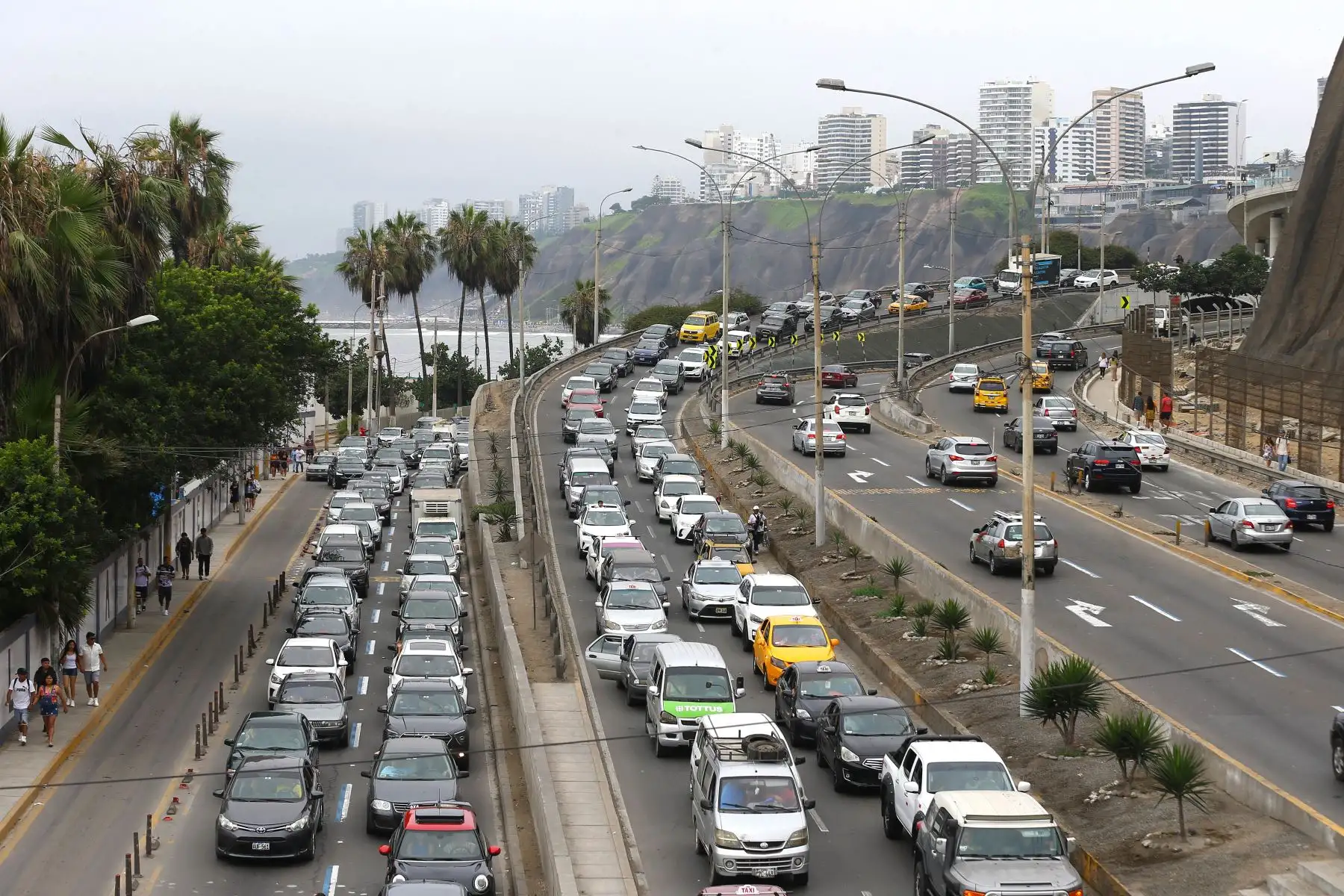 Una interminable fila de autos y personas generan tráfico en las vías de acceso de la Costa Verde, en el 1er día del año 2025. 
Foto: ANDINA/Eddy Ramos