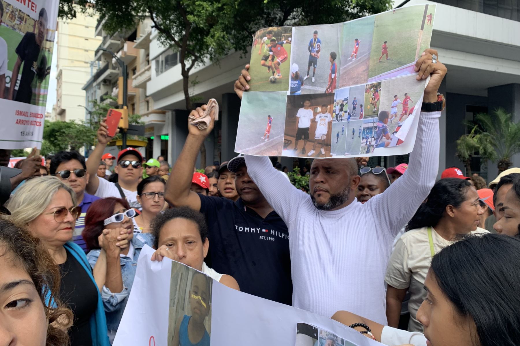 Familiares de los niños asesinados en Guayaquil exigen justicia e inmediato esclarecimiento del caso. Foto: EFE.