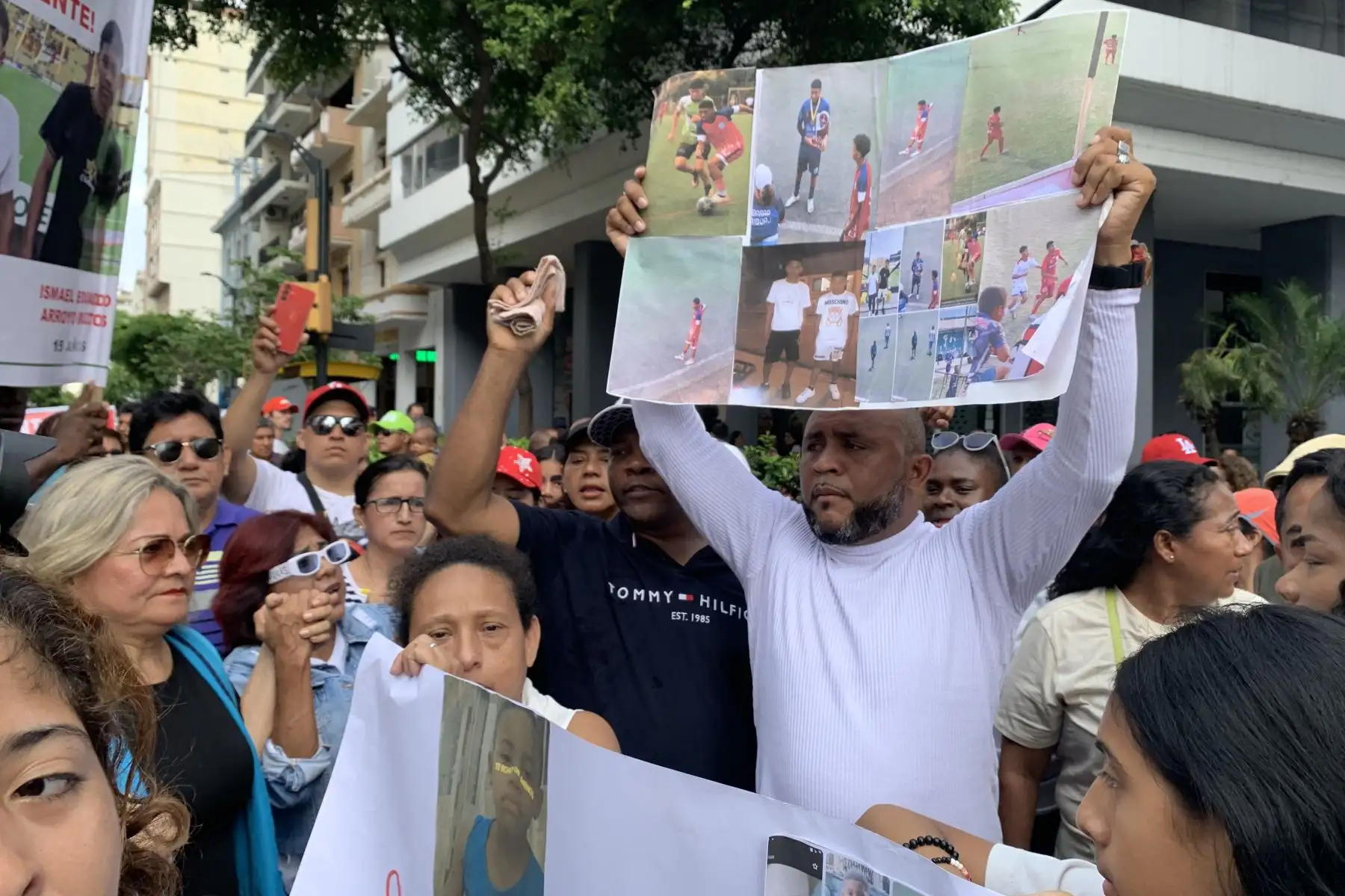 Familiares de los niños asesinados en Guayaquil exigen justicia e inmediato esclarecimiento del caso. Foto: EFE.