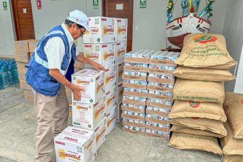 El ministro de la Producción lleva ayuda humanitaria a los pescadores afectados por los oleajes anómalos en Piura y Tumbes