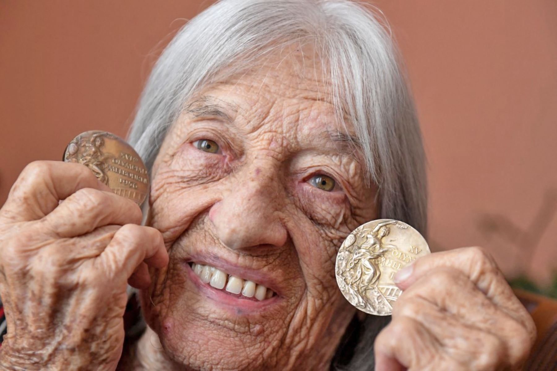 La gimnasta húngara Agnes Keleti, quien era la campeona olímpica de más edad, falleció este jueves a los 103 años, según su responsable de prensa, después de una vida de película en la que sobrevivió al Holocausto. Foto: AFP