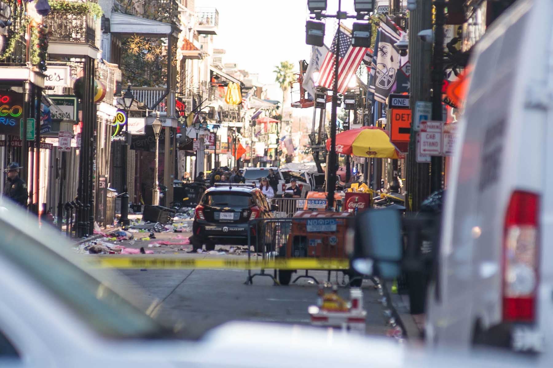 Fotografía de la escena donde un vehículo atropelló a ciudadanos este miércoles, en Nueva Orleáns (EE.UU.). Foto: EFE