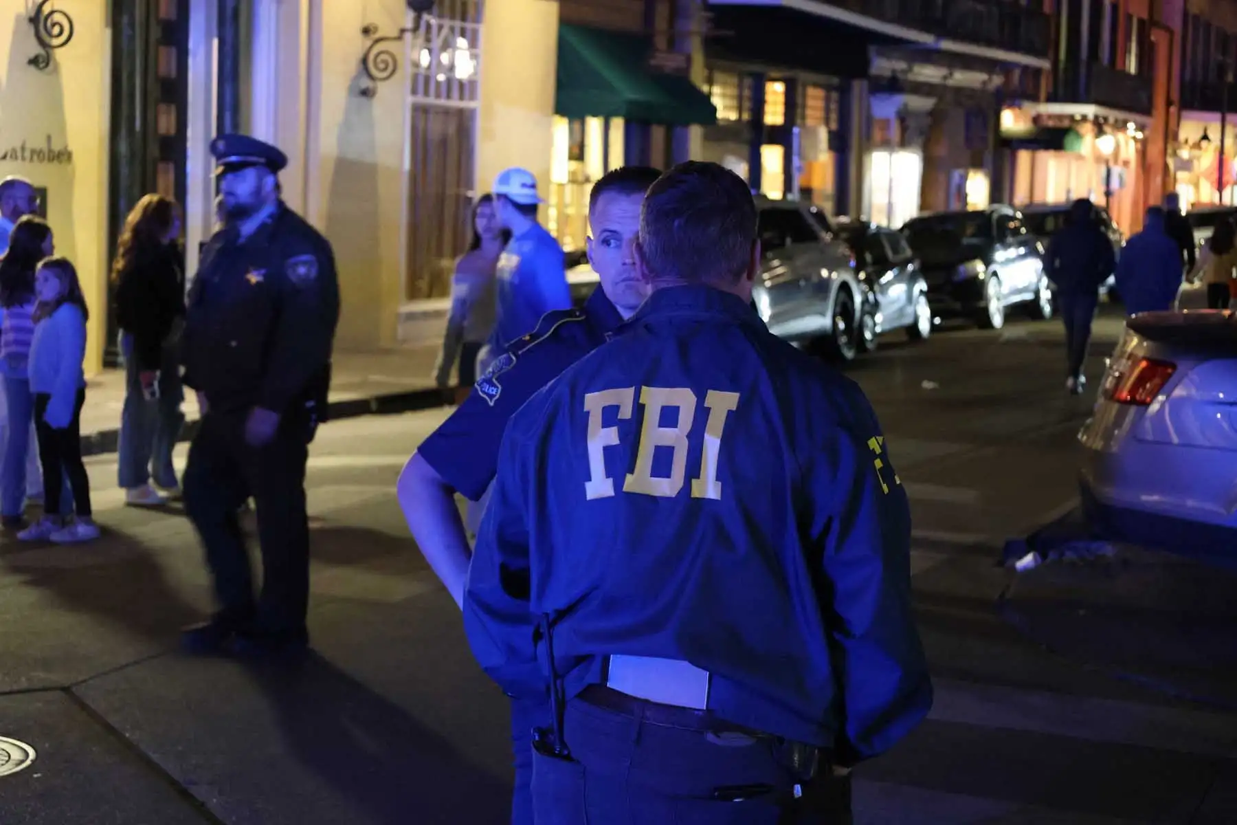 Agentes del FBI investigan en el lugar donde se llevó a cabo un atentado de Año Nuevo, este miércoles en Nueva Orleans (Estados Unidos). El número de muertos por el atropello masivo en la madrugada de Año Nuevo en Nueva Orleans (Estados Unidos), considerado como un atentado terrorista por las autoridades, subió este miércoles de 10 a 15. Foto: EFE