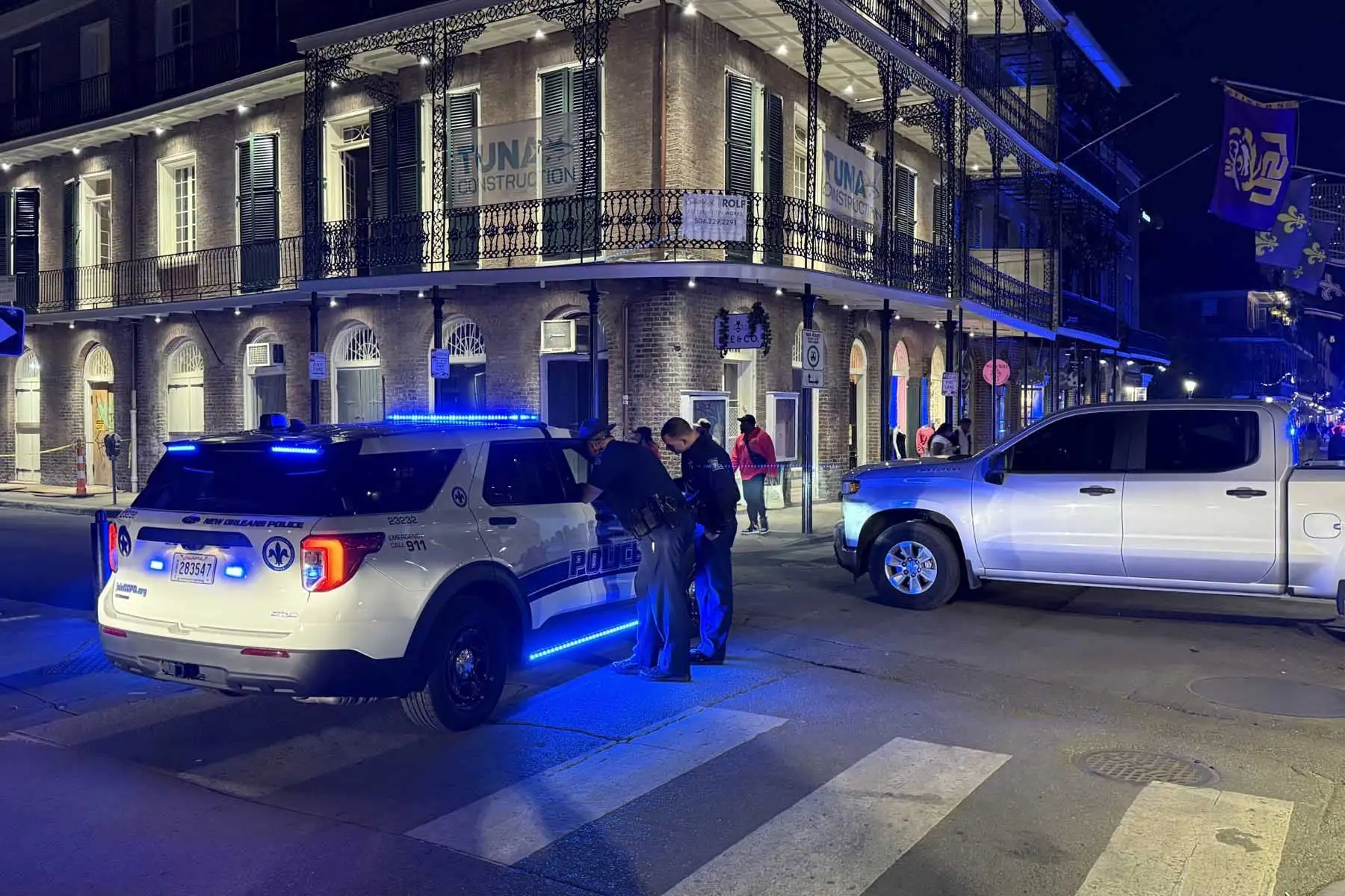 Agentes del FBI investigan en el lugar donde se llevó a cabo un atentado de Año Nuevo, este miércoles en Nueva Orleans (Estados Unidos). El número de muertos por el atropello masivo en la madrugada de Año Nuevo en Nueva Orleans (Estados Unidos), considerado como un atentado terrorista por las autoridades, subió este miércoles de 10 a 15. Foto: EFE