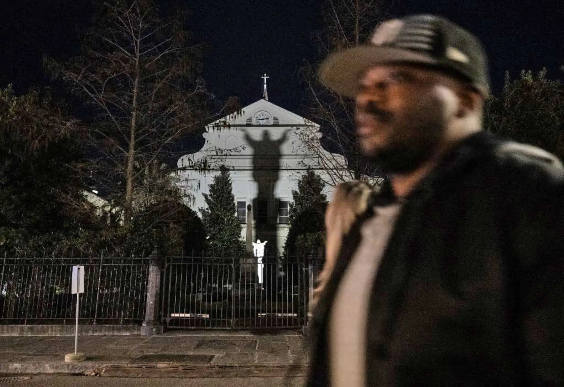 Miembros de la Guardia Nacional y la policía observan una calle bloqueada, a una cuadra de Bourbon Street, después de que al menos 15 personas murieran durante un ataque temprano en la mañana del 1 de enero de 2025 en Nueva Orleans, Luisiana. Foto: AFP