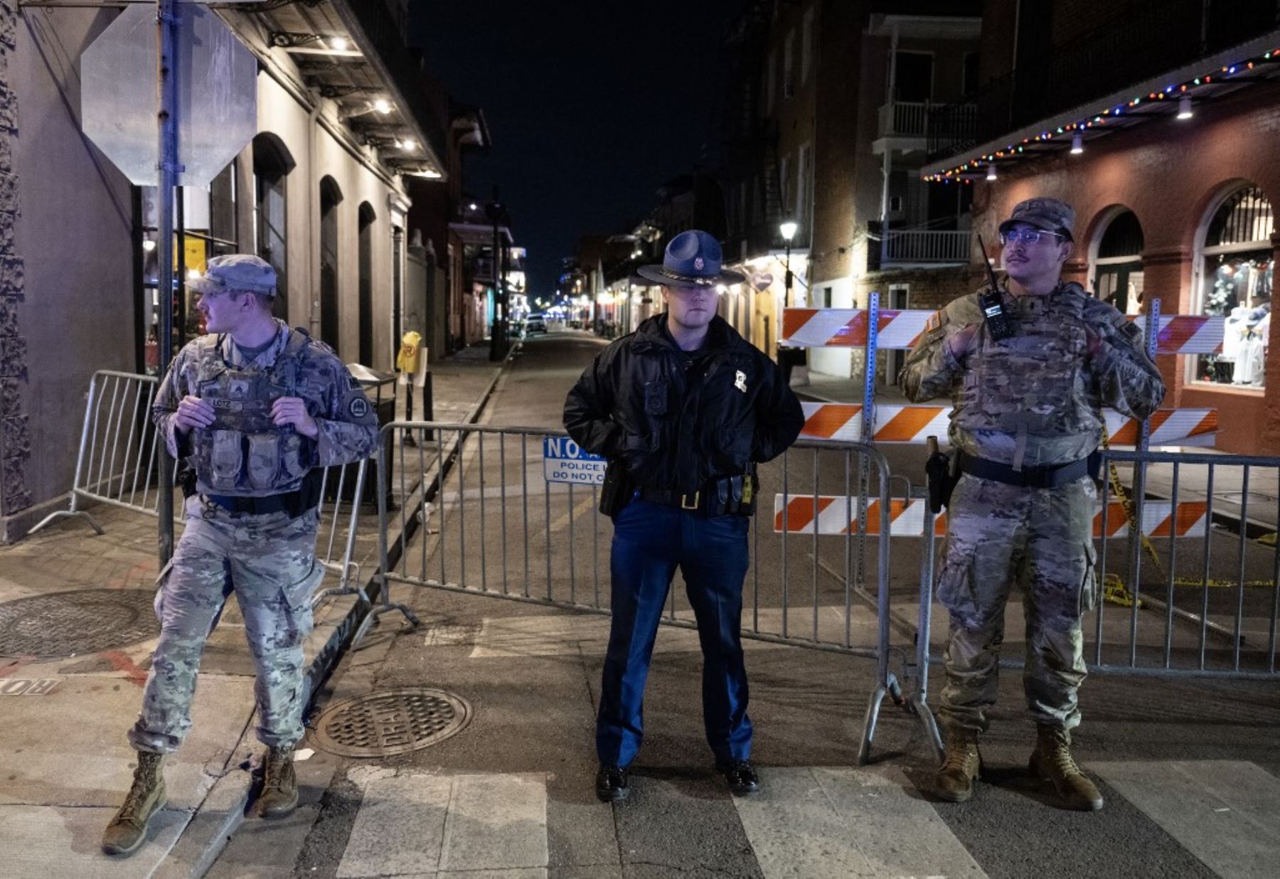 Miembros de la Guardia Nacional y la policía observan una calle bloqueada, a una cuadra de Bourbon Street, después de que al menos 15 personas murieran durante un ataque temprano en la mañana del 1 de enero de 2025 en Nueva Orleans, Luisiana. Foto: AFP