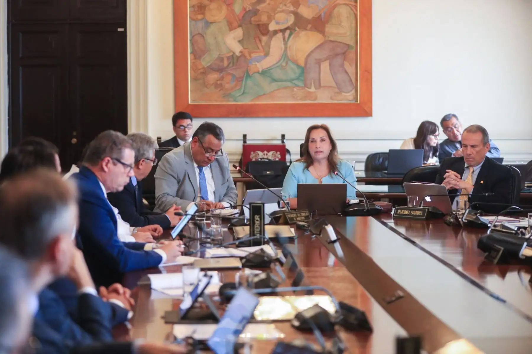 La presidenta de la república, Dina Ercilia Boluarte Zegarra, lidera la primera sesión del Consejo de Ministros del 2025, donde se evalúan las medidas necesarias para garantizar la seguridad de la ciudadanía y la consolidación de la economía nacional. Foto: ANDINA/Prensa Presidencia