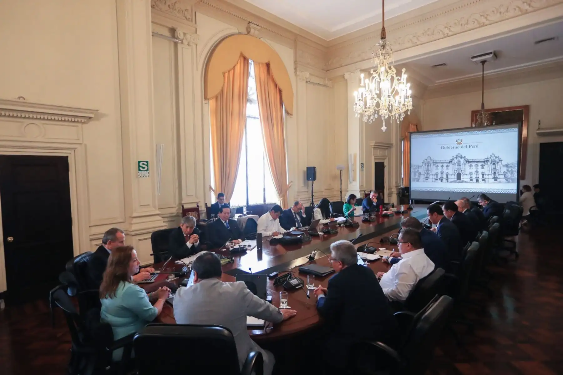 La presidenta de la república, Dina Ercilia Boluarte Zegarra, lidera la primera sesión del Consejo de Ministros del 2025, donde se evalúan las medidas necesarias para garantizar la seguridad de la ciudadanía y la consolidación de la economía nacional. Foto: ANDINA/Prensa Presidencia