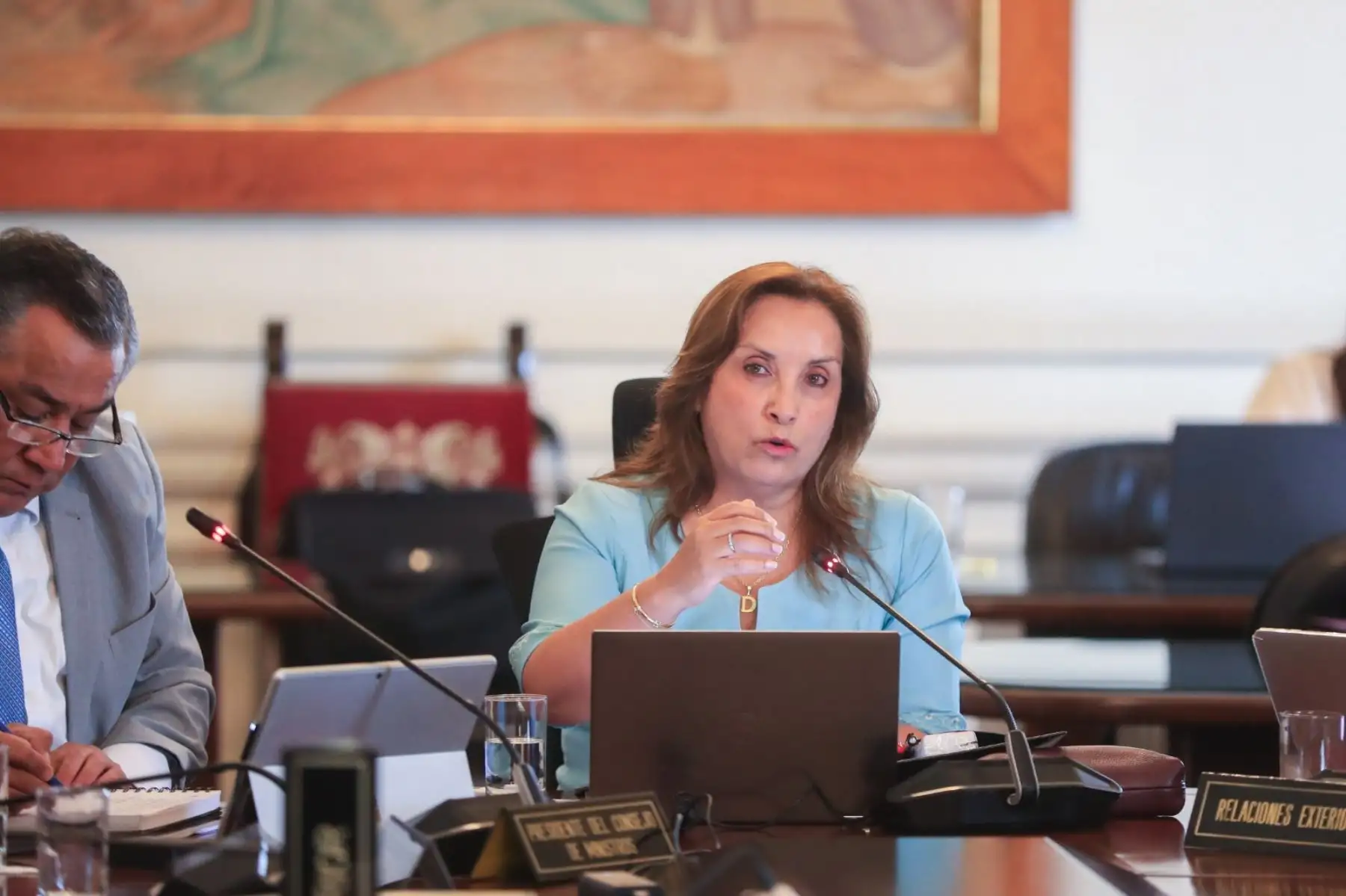 La presidenta de la república, Dina Ercilia Boluarte Zegarra, lidera la primera sesión del Consejo de Ministros del 2025, donde se evalúan las medidas necesarias para garantizar la seguridad de la ciudadanía y la consolidación de la economía nacional. Foto: ANDINA/Prensa Presidencia