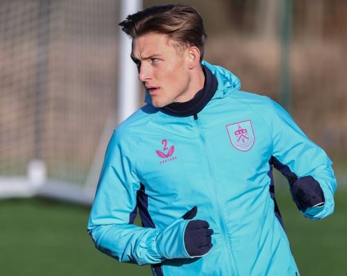 Oliver Sonne se alista para su debut con la camiseta del Burnley en la Championship de Inglaterra