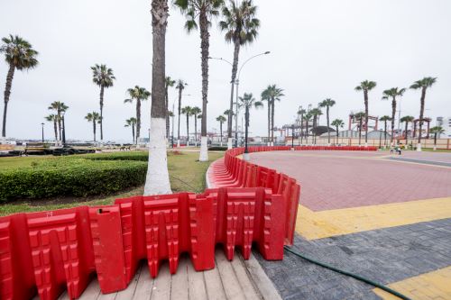 Plaza Miguel Grau del Callao continúa cerrada por oleajes nómalos