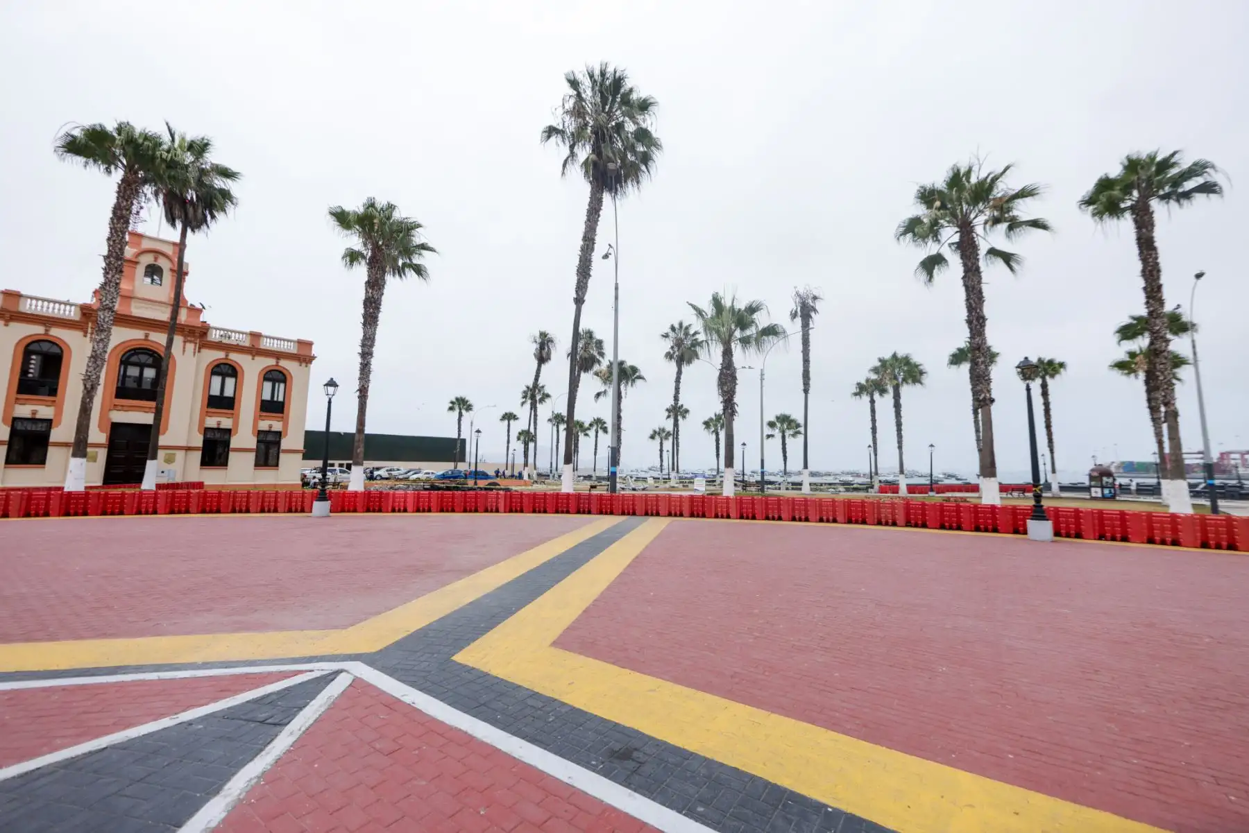 La Municipalidad del Callao ha reforzado sus medidas de prevención ante los oleajes anómalos que vienen afectando la costa chalaca. Entre las acciones destacadas se encuentra la instalación de barreras de contención y señalización en las áreas de mayor riesgo, así como el fortalecimiento de campañas informativas para orientar a la población sobre medidas de seguridad. Foto: ANDINA/Luis Iparraguirre
