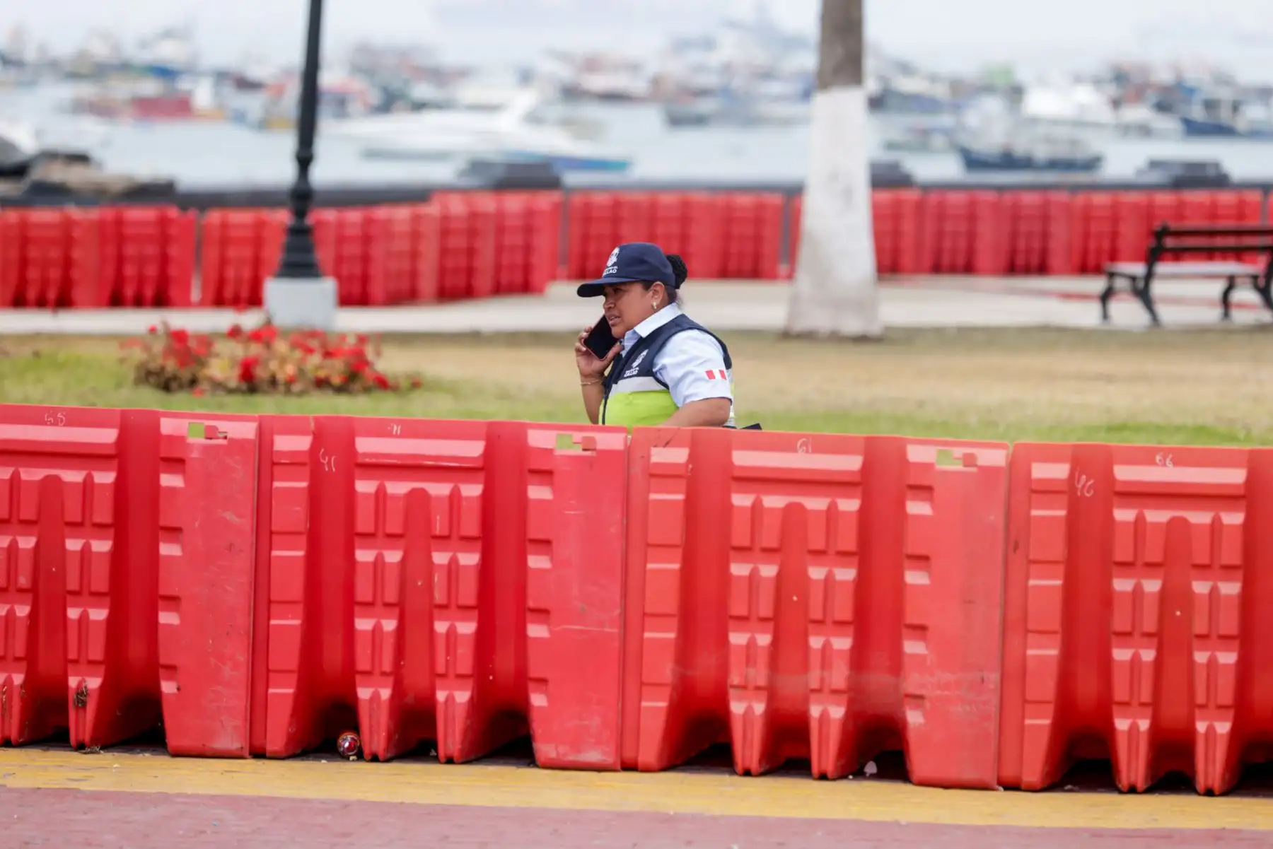 La Municipalidad del Callao ha reforzado sus medidas de prevención ante los oleajes anómalos que vienen afectando la costa chalaca. Entre las acciones destacadas se encuentra la instalación de barreras de contención y señalización en las áreas de mayor riesgo, así como el fortalecimiento de campañas informativas para orientar a la población sobre medidas de seguridad. Foto: ANDINA/Luis Iparraguirre