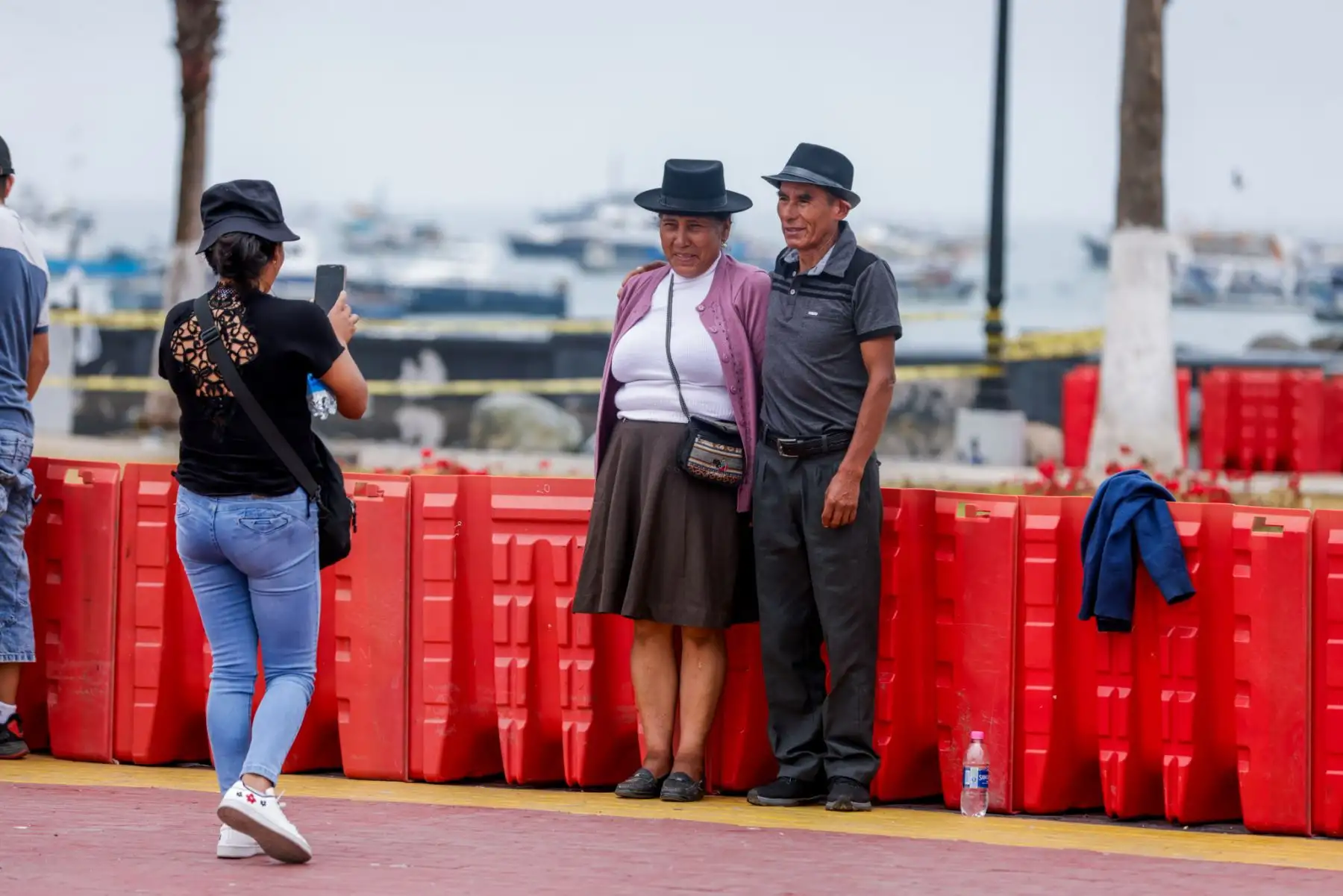 La Municipalidad del Callao ha reforzado sus medidas de prevención ante los oleajes anómalos que vienen afectando la costa chalaca. Entre las acciones destacadas se encuentra la instalación de barreras de contención y señalización en las áreas de mayor riesgo, así como el fortalecimiento de campañas informativas para orientar a la población sobre medidas de seguridad. Foto: ANDINA/Luis Iparraguirre