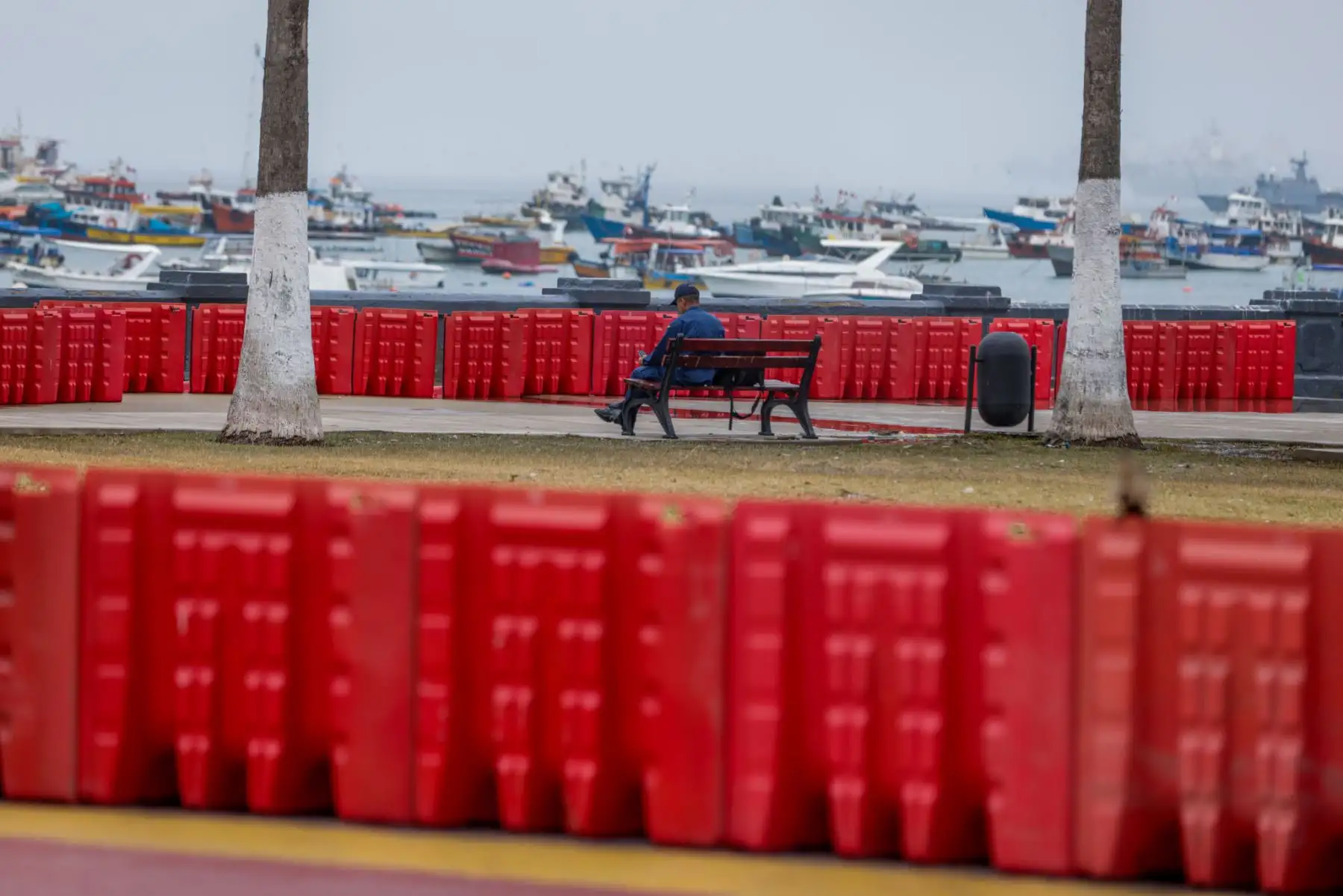 La Municipalidad del Callao ha reforzado sus medidas de prevención ante los oleajes anómalos que vienen afectando la costa chalaca. Entre las acciones destacadas se encuentra la instalación de barreras de contención y señalización en las áreas de mayor riesgo, así como el fortalecimiento de campañas informativas para orientar a la población sobre medidas de seguridad. Foto: ANDINA/Luis Iparraguirre