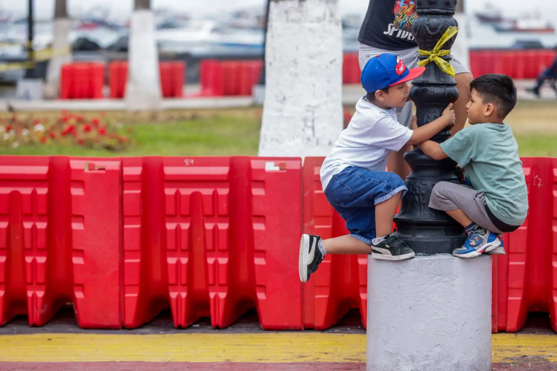 La Municipalidad del Callao ha reforzado sus medidas de prevención ante los oleajes anómalos que vienen afectando la costa chalaca. Entre las acciones destacadas se encuentra la instalación de barreras de contención y señalización en las áreas de mayor riesgo, así como el fortalecimiento de campañas informativas para orientar a la población sobre medidas de seguridad. Foto: ANDINA/Luis Iparraguirre