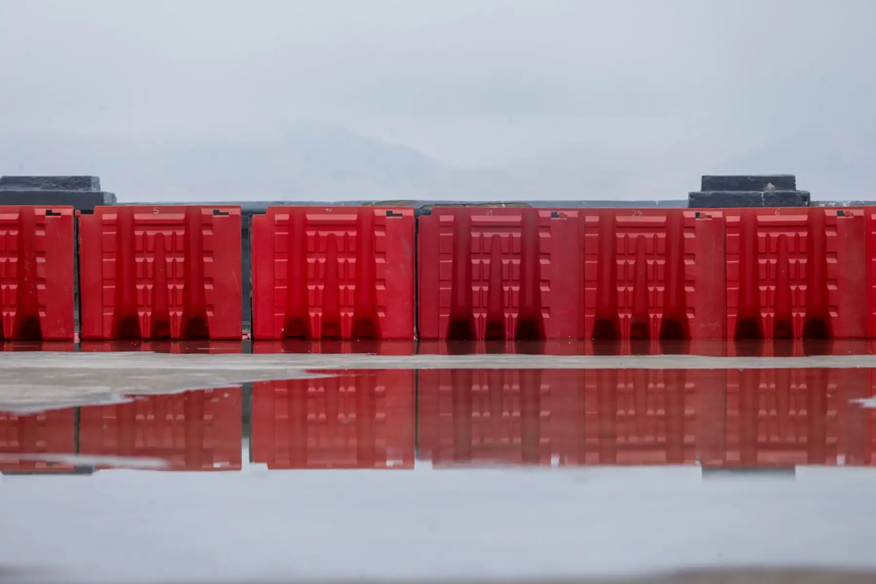 La Municipalidad del Callao ha reforzado sus medidas de prevención ante los oleajes anómalos que vienen afectando la costa chalaca. Entre las acciones destacadas se encuentra la instalación de barreras de contención y señalización en las áreas de mayor riesgo, así como el fortalecimiento de campañas informativas para orientar a la población sobre medidas de seguridad. Foto: ANDINA/Luis Iparraguirre