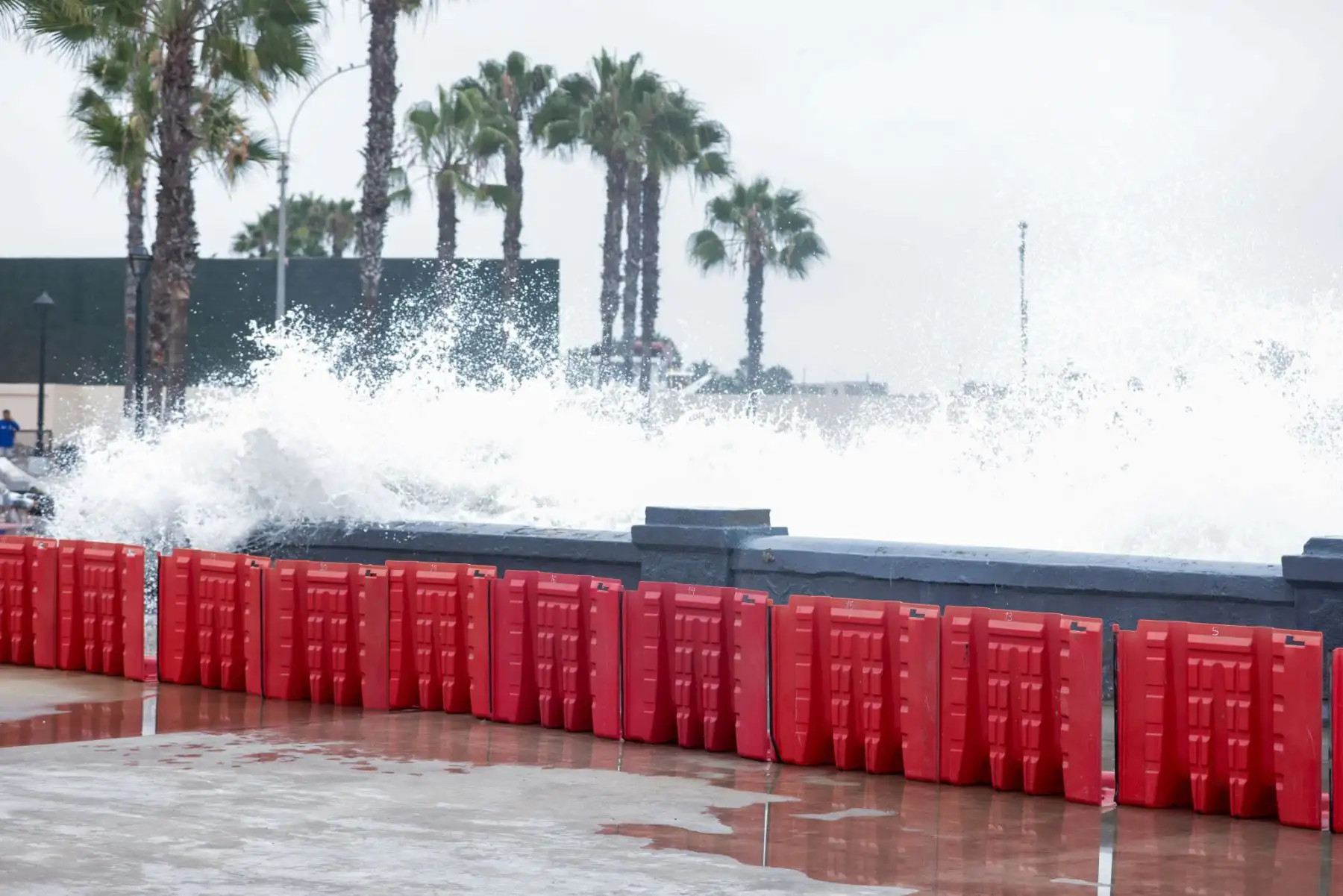 La Municipalidad del Callao ha reforzado sus medidas de prevención ante los oleajes anómalos que vienen afectando la costa chalaca. Entre las acciones destacadas se encuentra la instalación de barreras de contención y señalización en las áreas de mayor riesgo, así como el fortalecimiento de campañas informativas para orientar a la población sobre medidas de seguridad. Foto: ANDINA/Luis Iparraguirre
