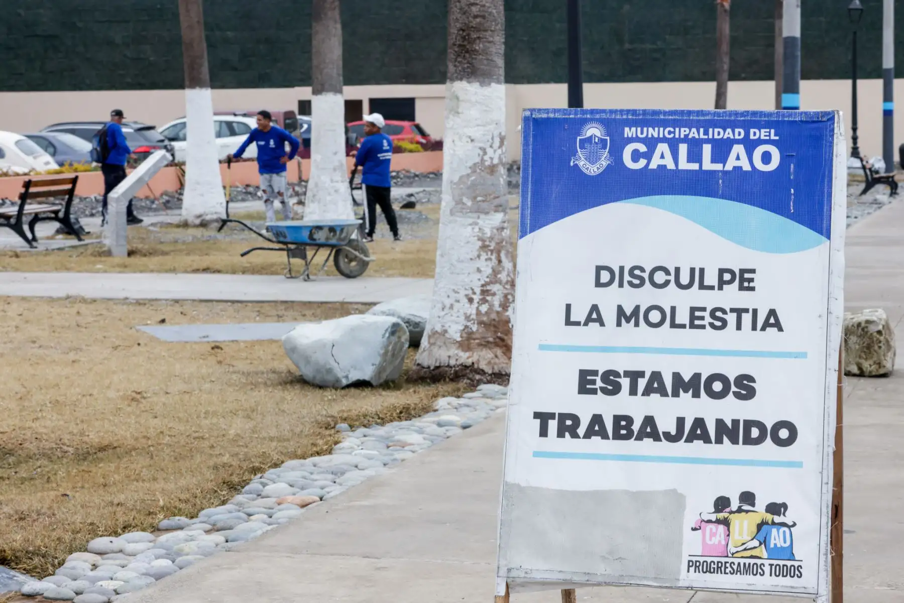La Municipalidad del Callao ha reforzado sus medidas de prevención ante los oleajes anómalos que vienen afectando la costa chalaca. Entre las acciones destacadas se encuentra la instalación de barreras de contención y señalización en las áreas de mayor riesgo, así como el fortalecimiento de campañas informativas para orientar a la población sobre medidas de seguridad. Foto: ANDINA/Luis Iparraguirre