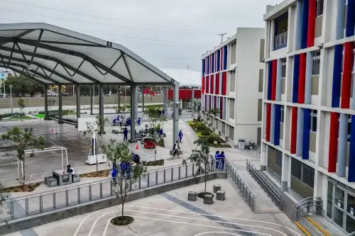 Las Escuelas Bicentenario incorporan una metodología innovadora que prepara a los estudiantes para su futuro inmediato, ya sea emprendiendo sus propios proyectos o insertándose en las nuevas demandas del mercado laboral. ANDINA/Difusión