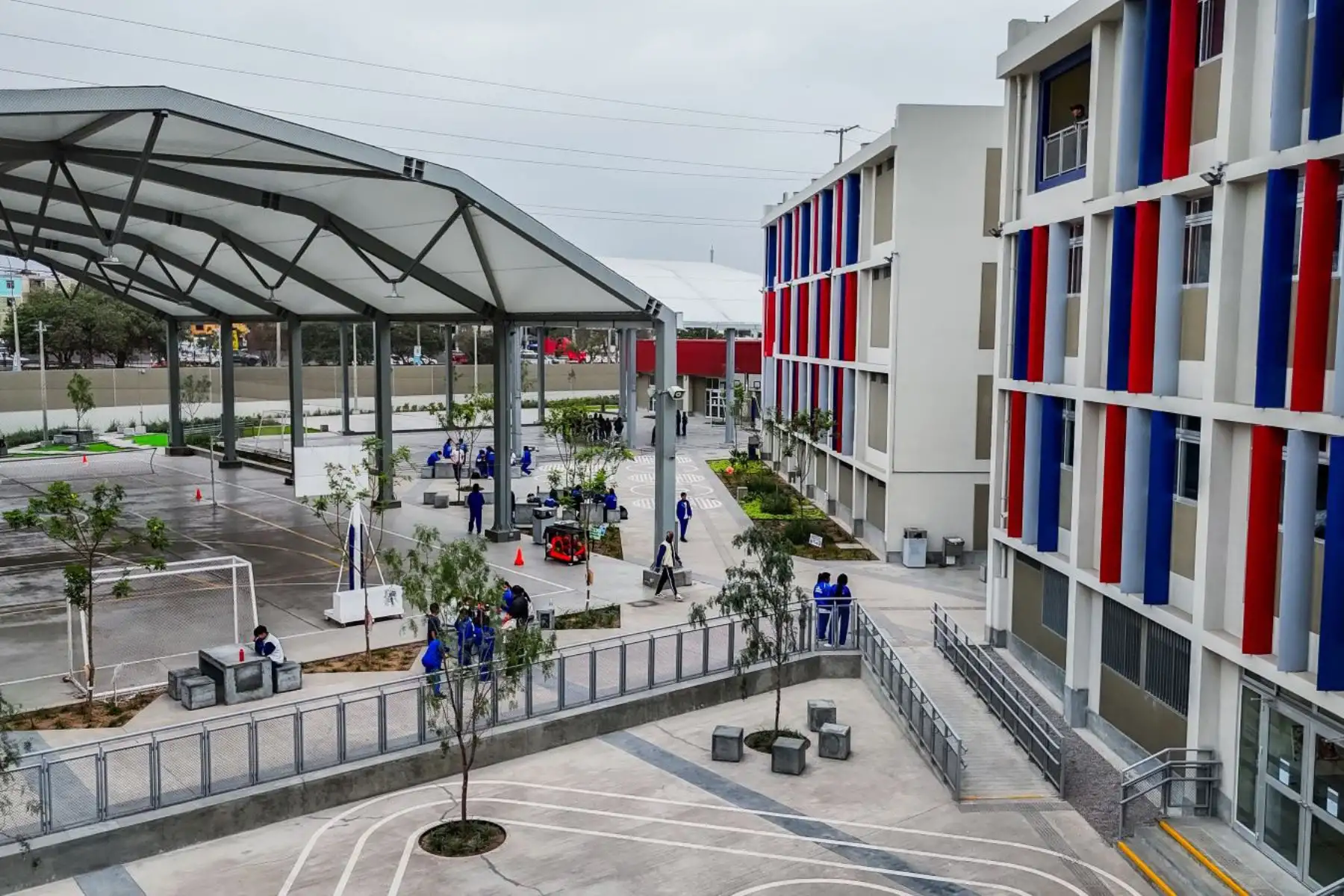 Las Escuelas Bicentenario incorporan una metodología innovadora que prepara a los estudiantes para su futuro inmediato, ya sea emprendiendo sus propios proyectos o insertándose en las nuevas demandas del mercado laboral. ANDINA/Difusión
